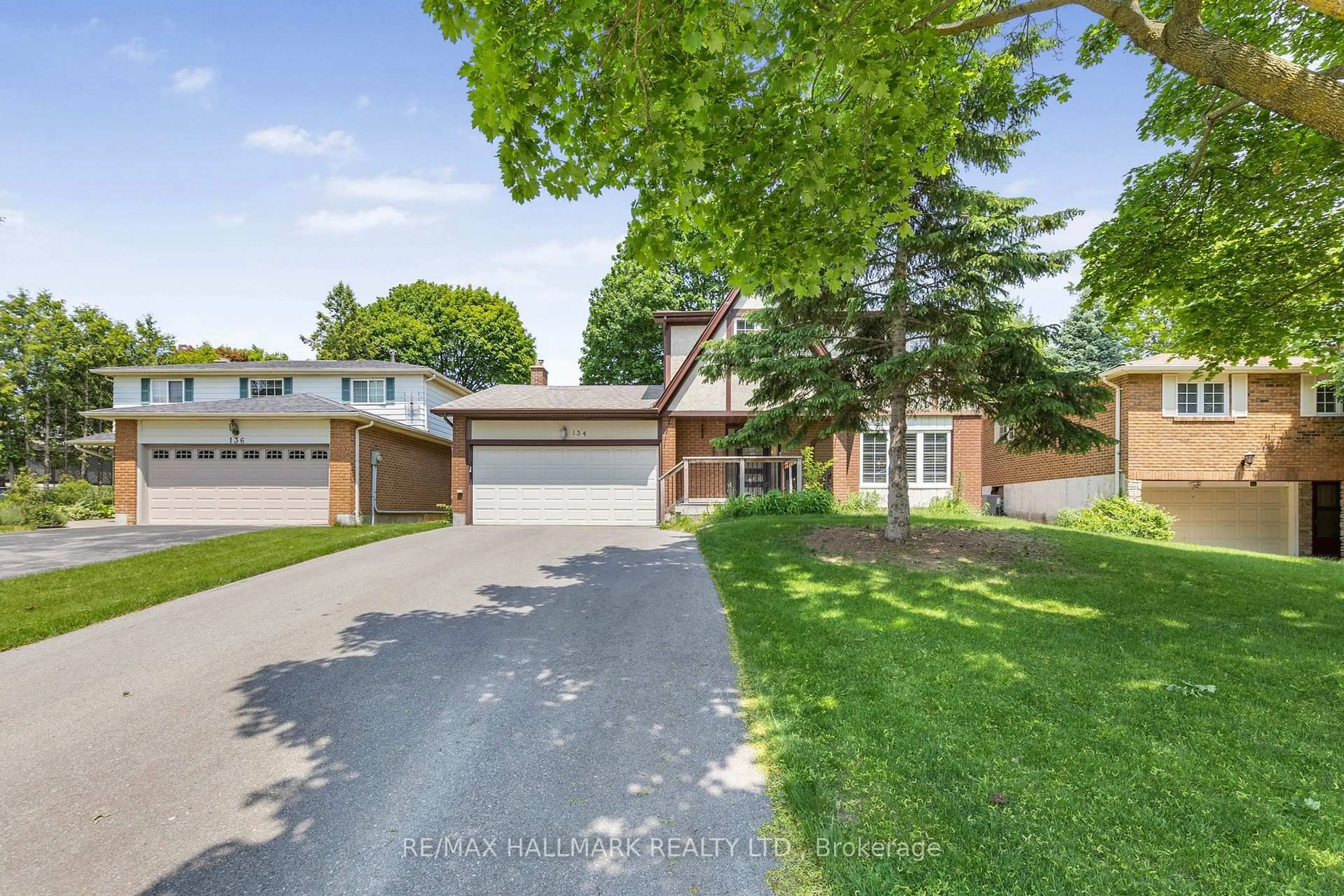 A pic from outside/outdoor area/front of a property/back of a property/a pic from drone, street for 134 Romfield Crct, Markham Ontario L3T 3H9