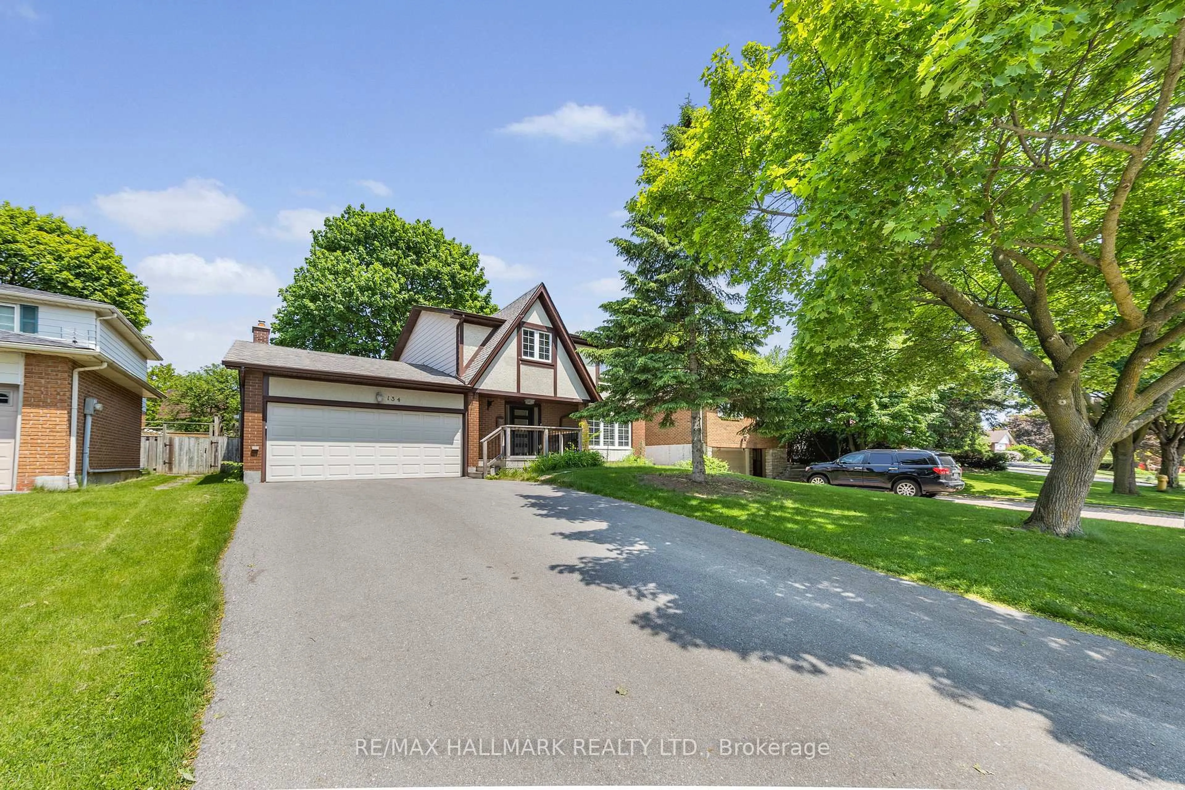 A pic from outside/outdoor area/front of a property/back of a property/a pic from drone, street for 134 Romfield Crct, Markham Ontario L3T 3H9