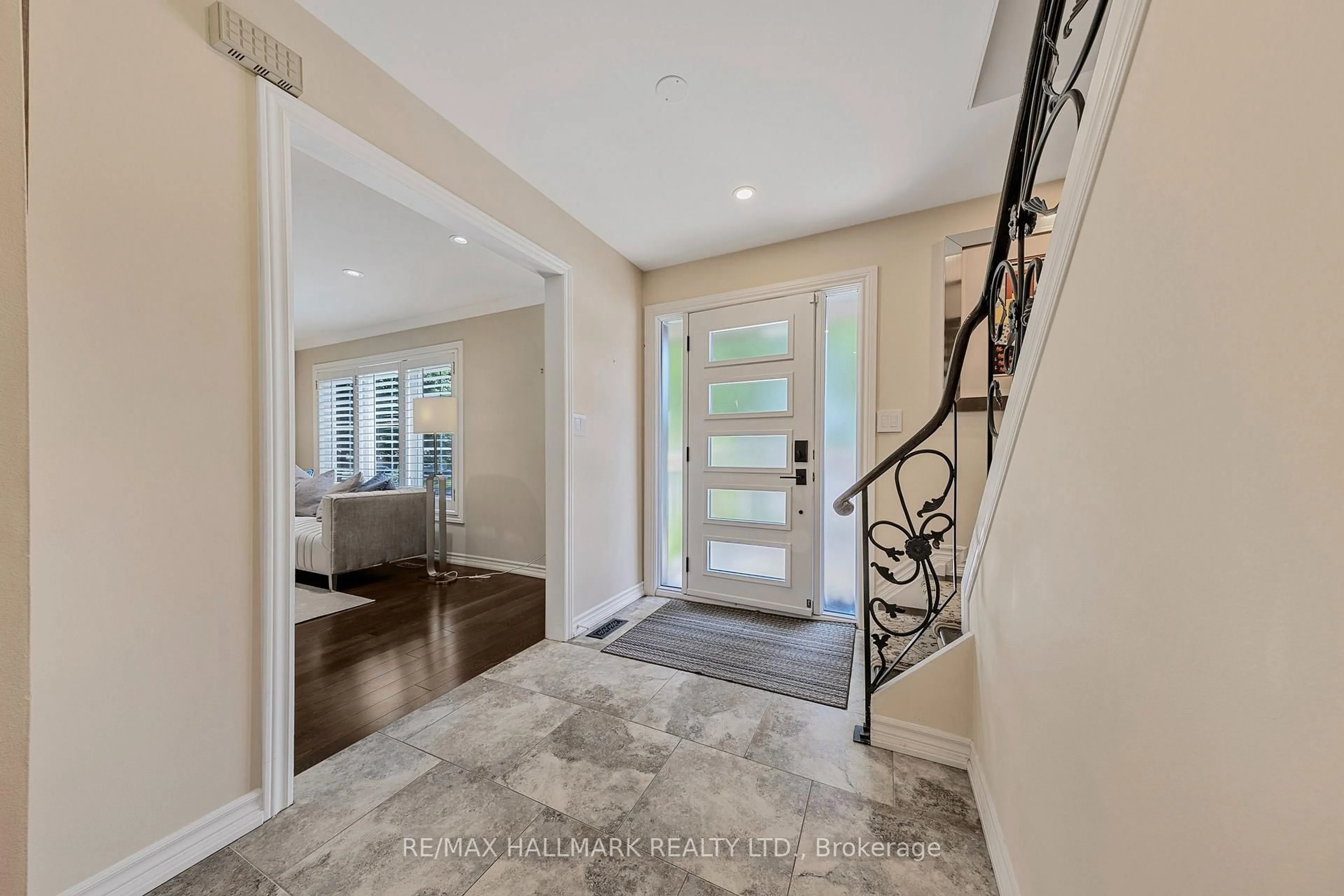 Indoor entryway for 134 Romfield Crct, Markham Ontario L3T 3H9
