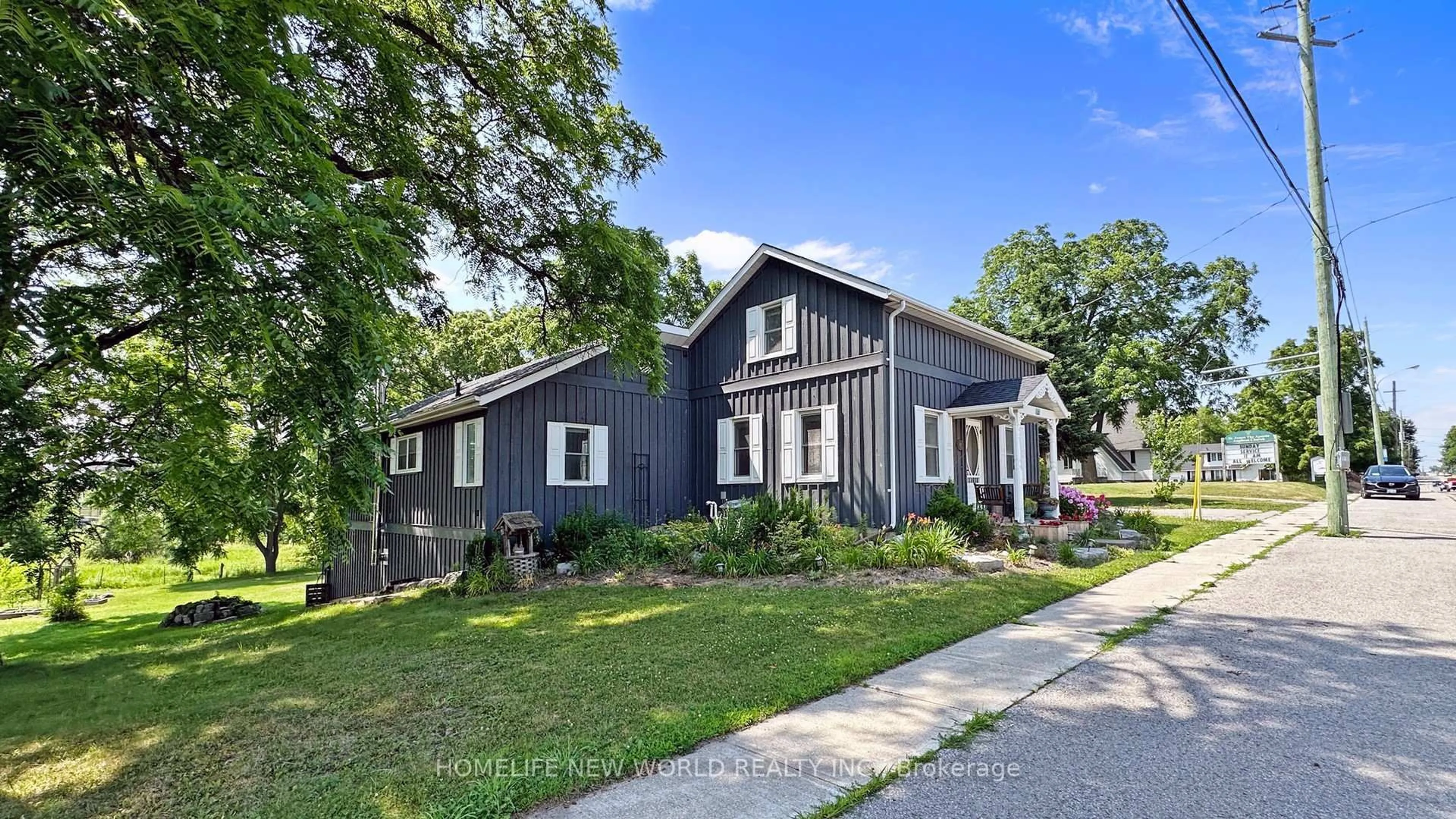 Home with vinyl exterior material, street for 18770 Leslie St, East Gwillimbury Ontario L0G 1V0