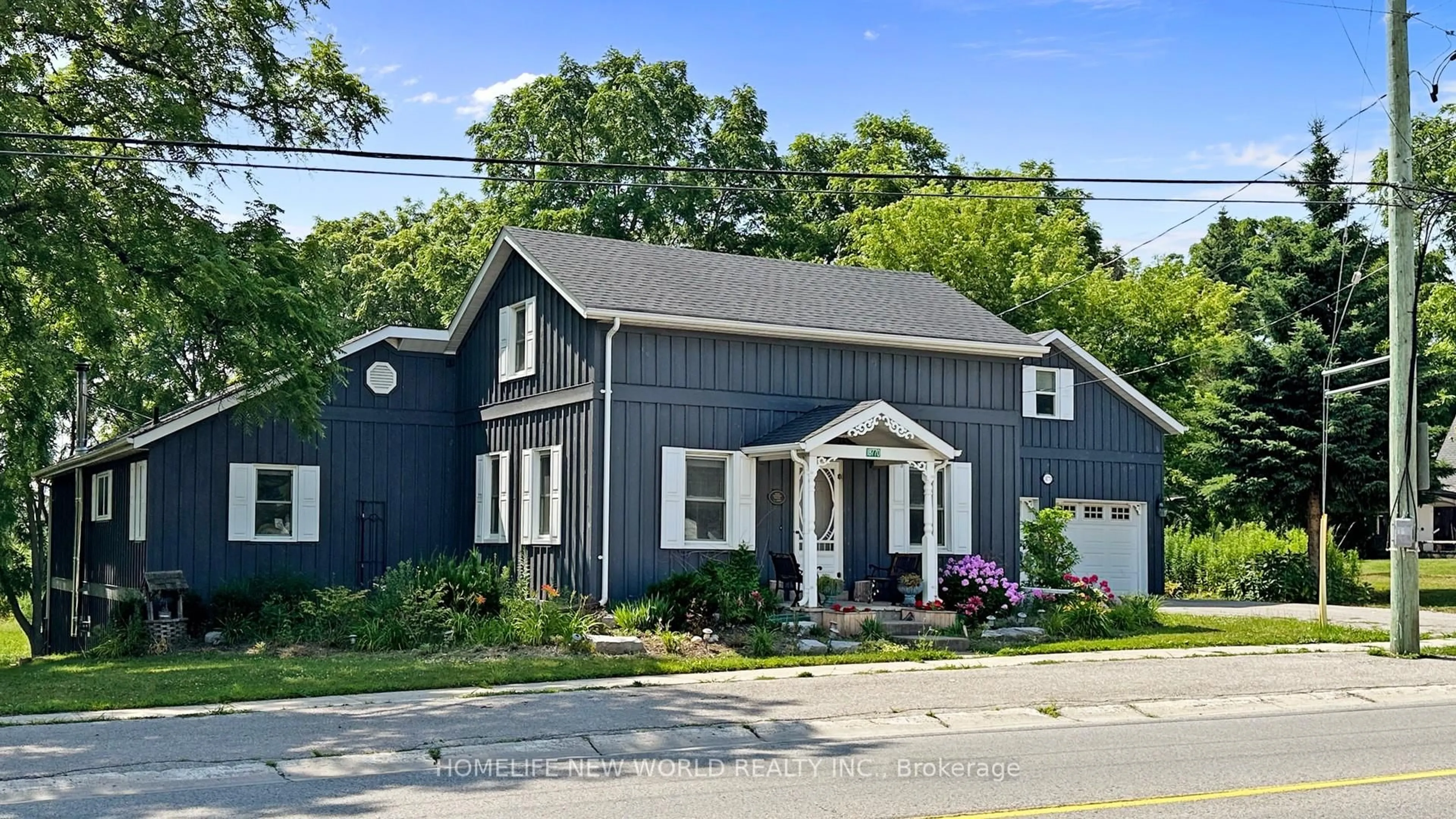 Home with vinyl exterior material, street for 18770 Leslie St, East Gwillimbury Ontario L0G 1V0