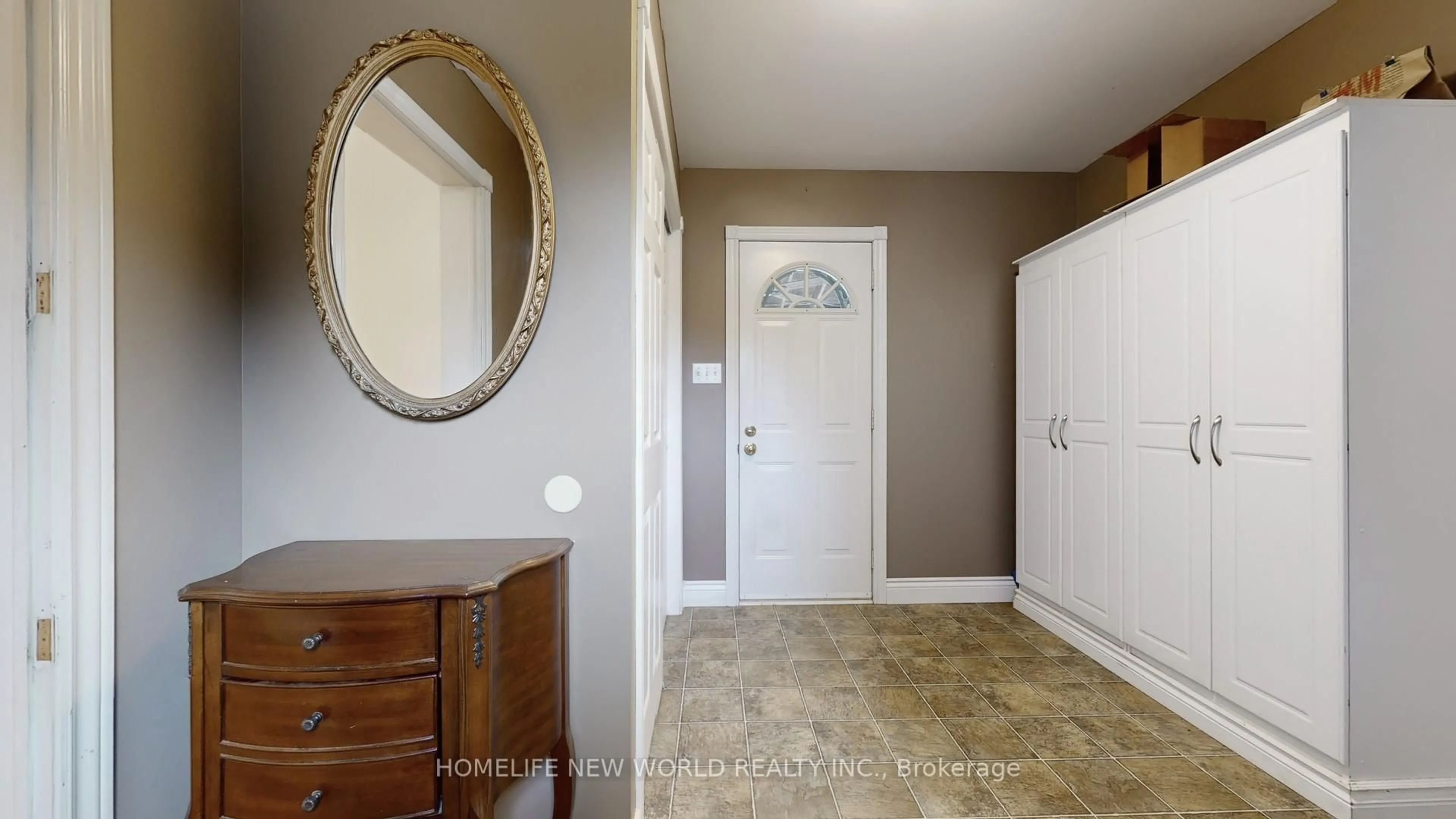Indoor entryway for 18770 Leslie St, East Gwillimbury Ontario L0G 1V0