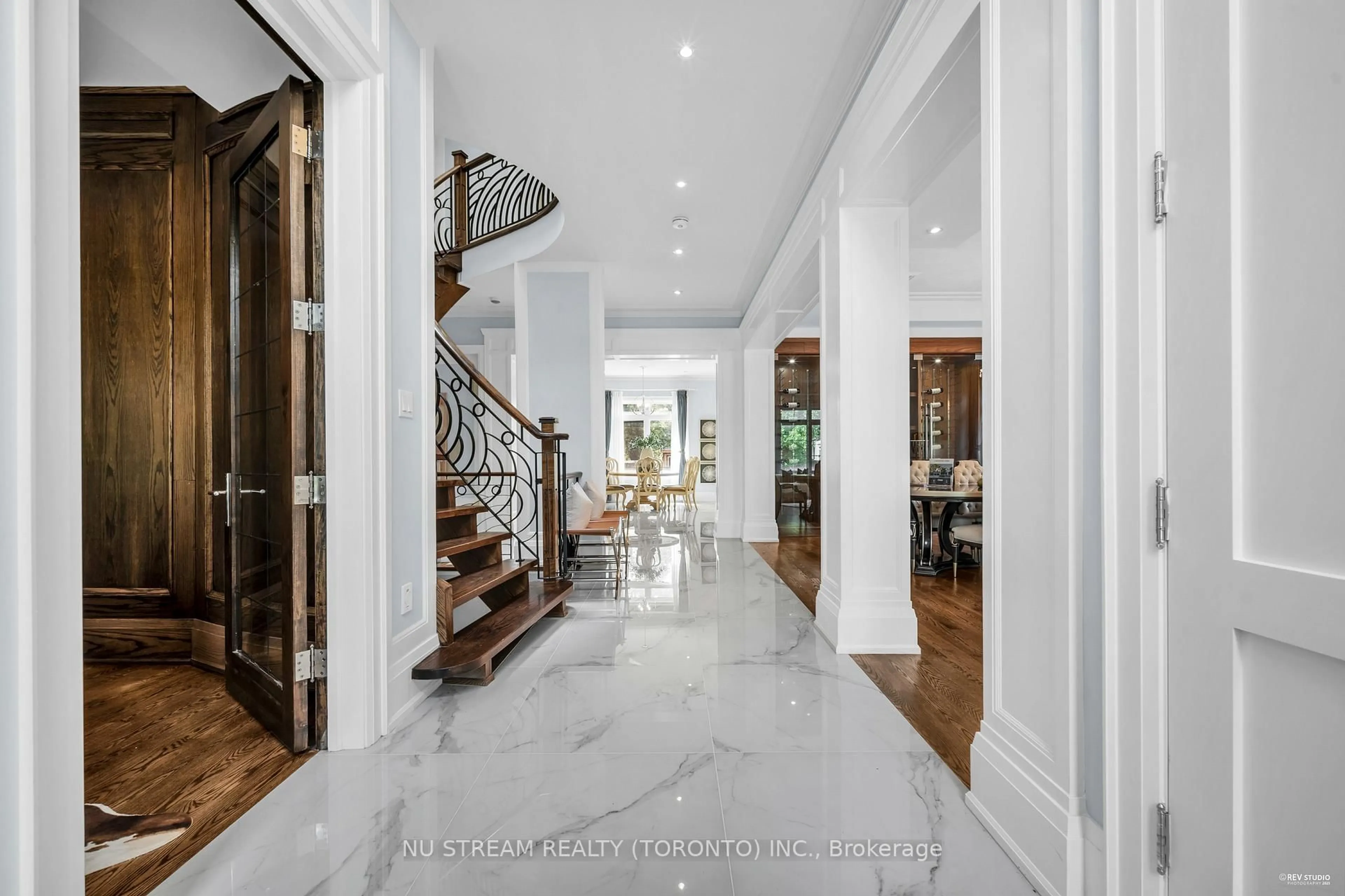 Indoor foyer for 3 Greentree Rd, Markham Ontario L3R 3A9