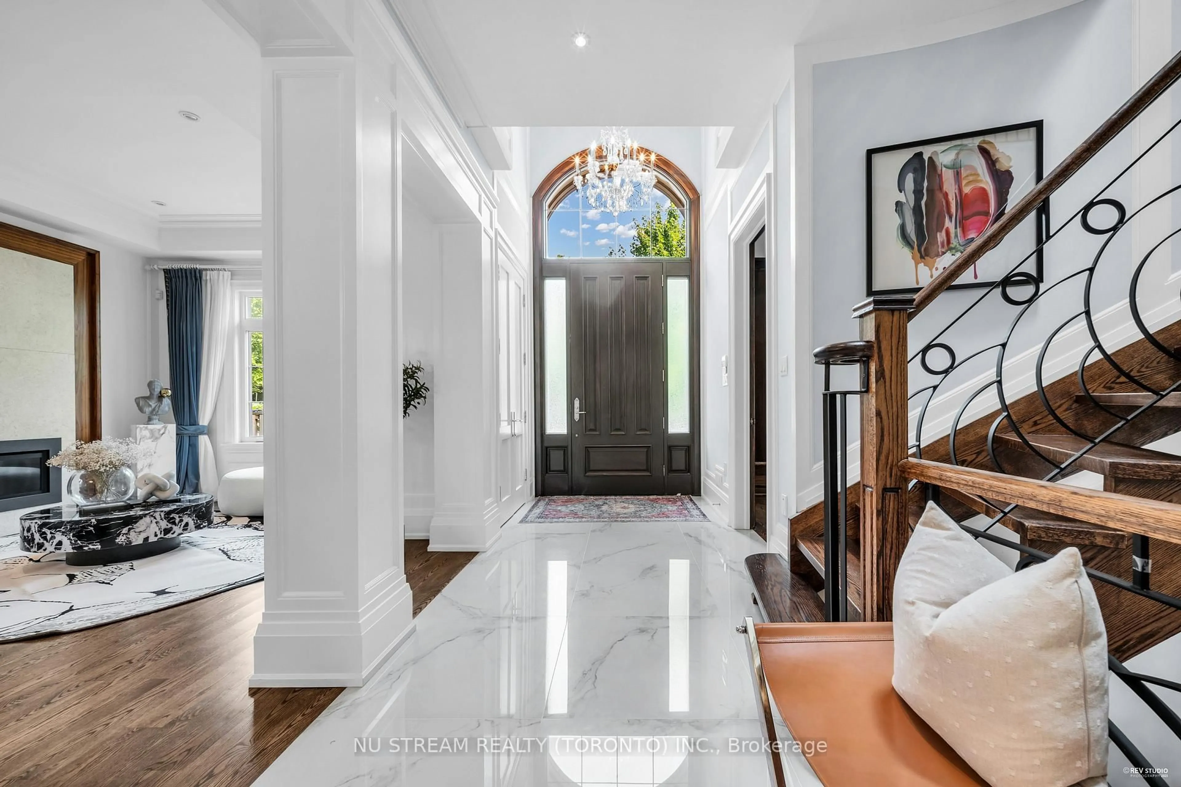 Indoor entryway for 3 Greentree Rd, Markham Ontario L3R 3A9