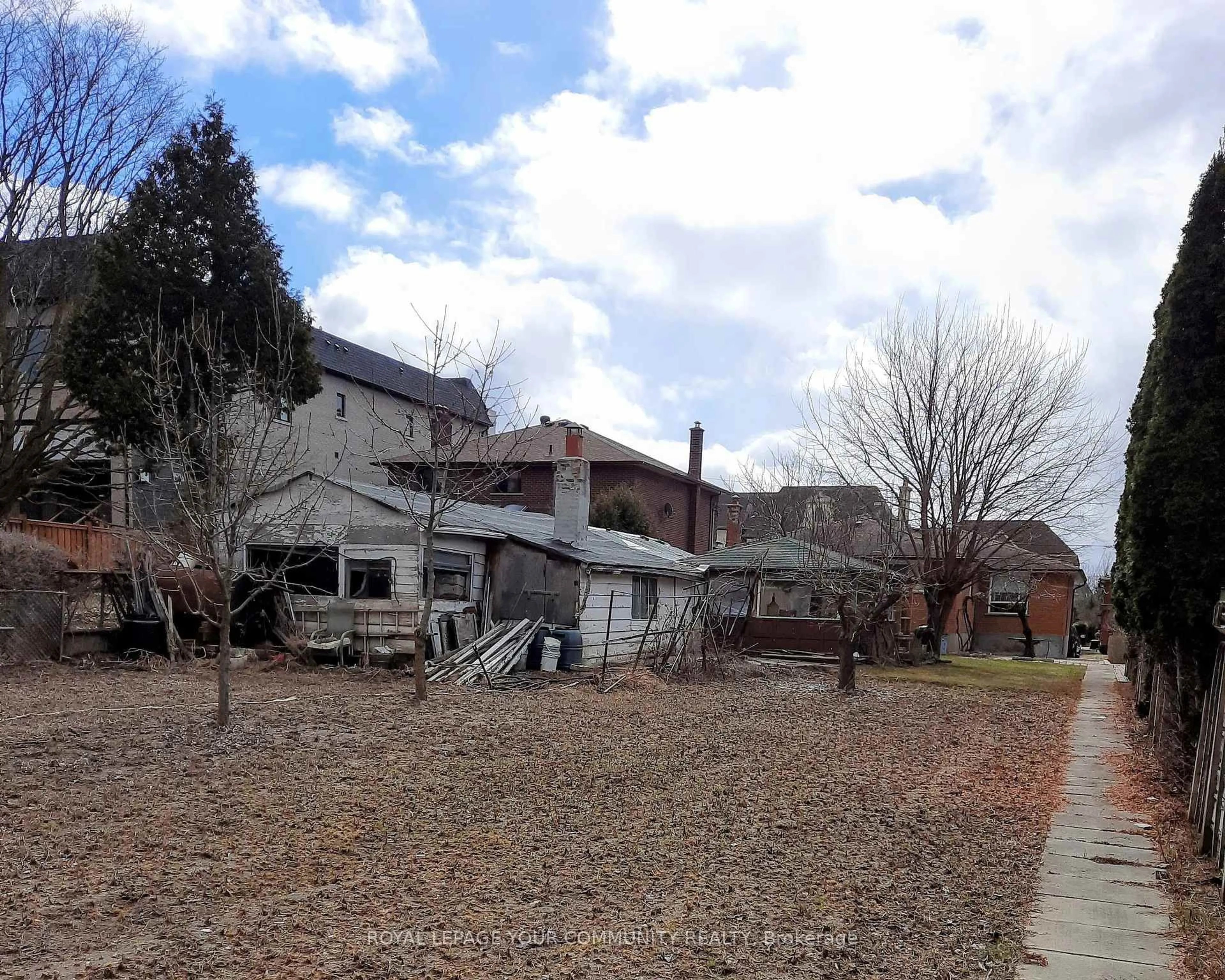 A pic from outside/outdoor area/front of a property/back of a property/a pic from drone, street for 126 Spruce Ave, Richmond Hill Ontario L4C 6W1