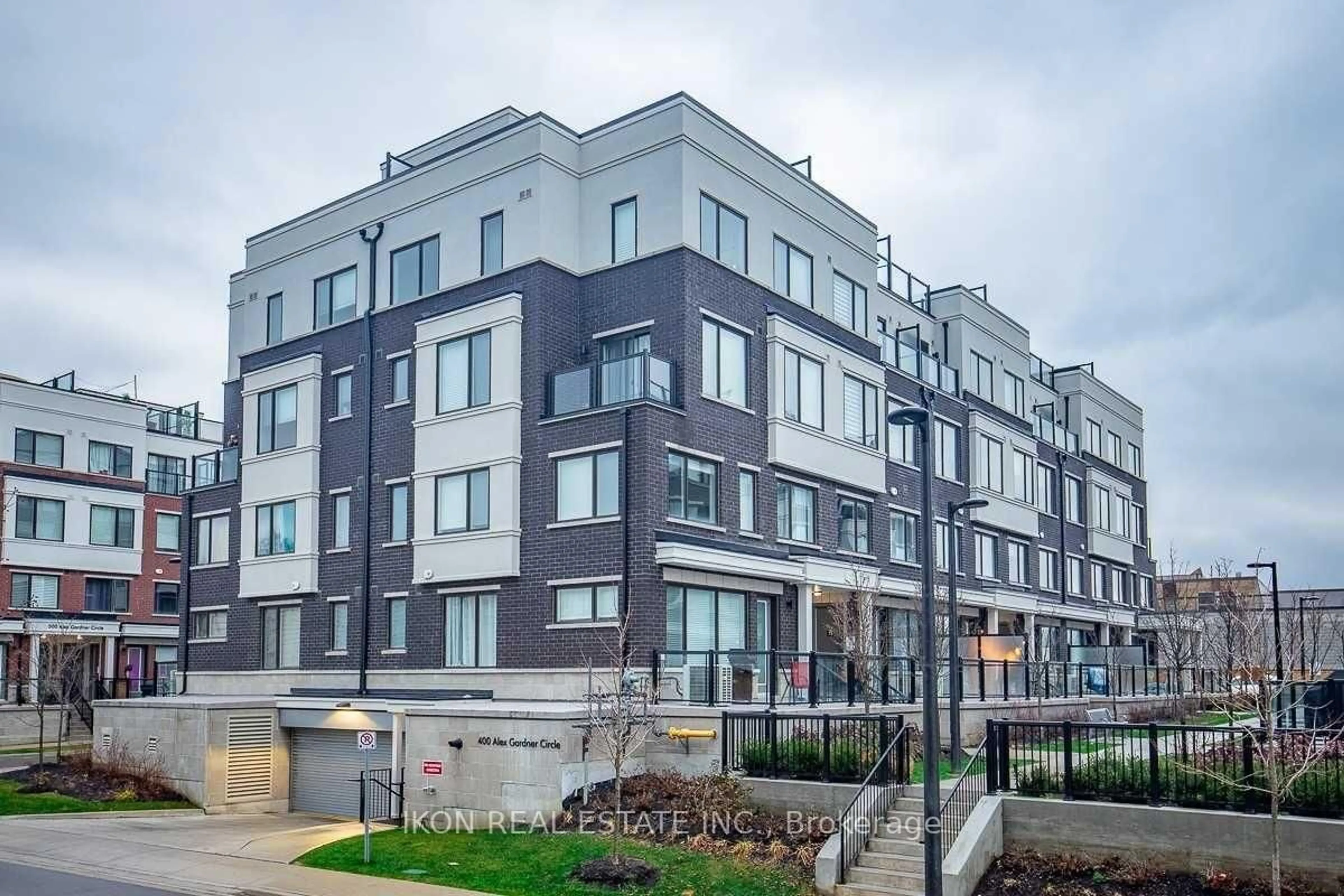 Unknown for 400 Alex Gardner Circ #68, Aurora Ontario L4G 3G5