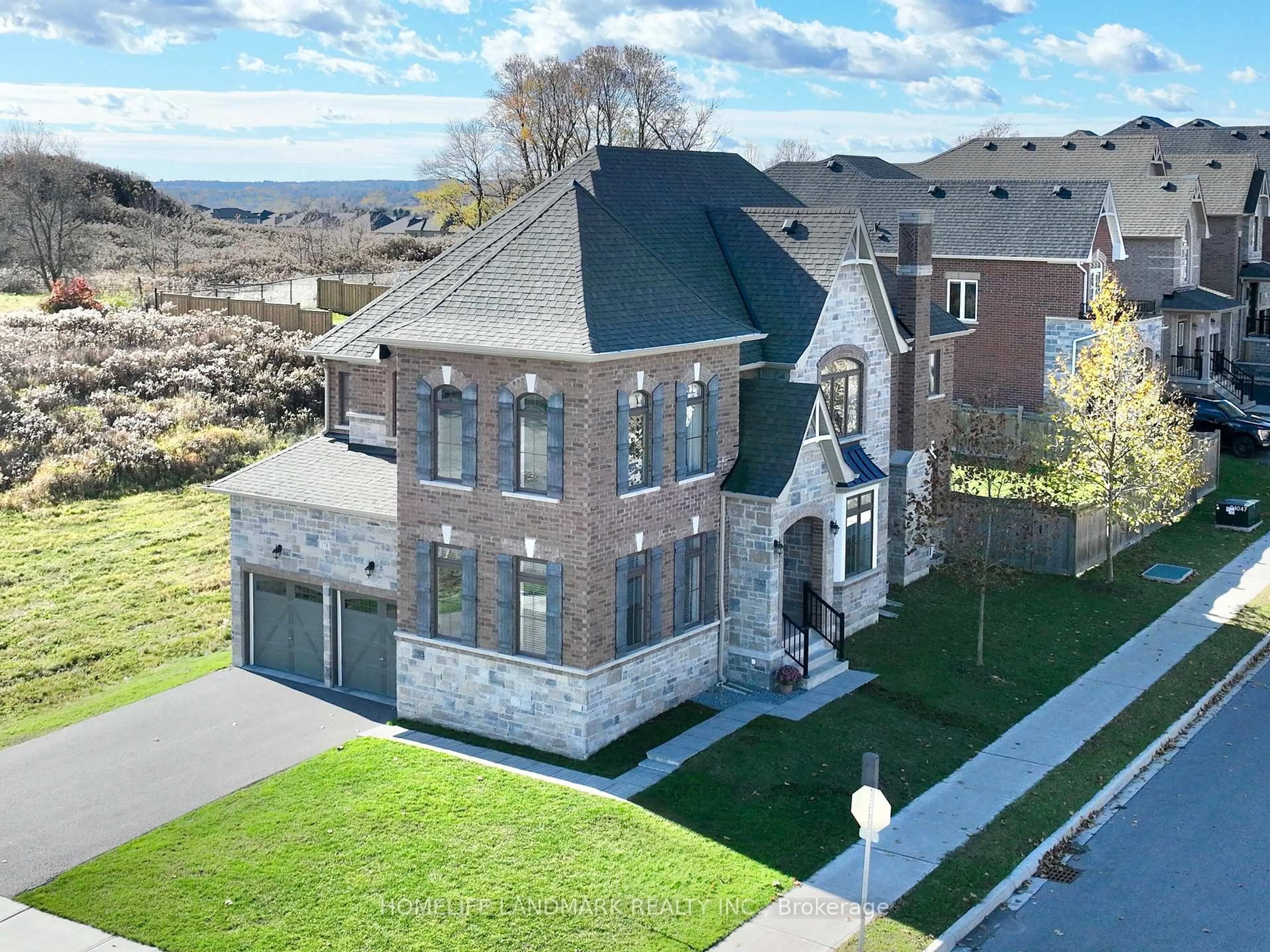 A pic from outside/outdoor area/front of a property/back of a property/a pic from drone, street for 174 Sharon Creek Dr, East Gwillimbury Ontario L9N 0P9