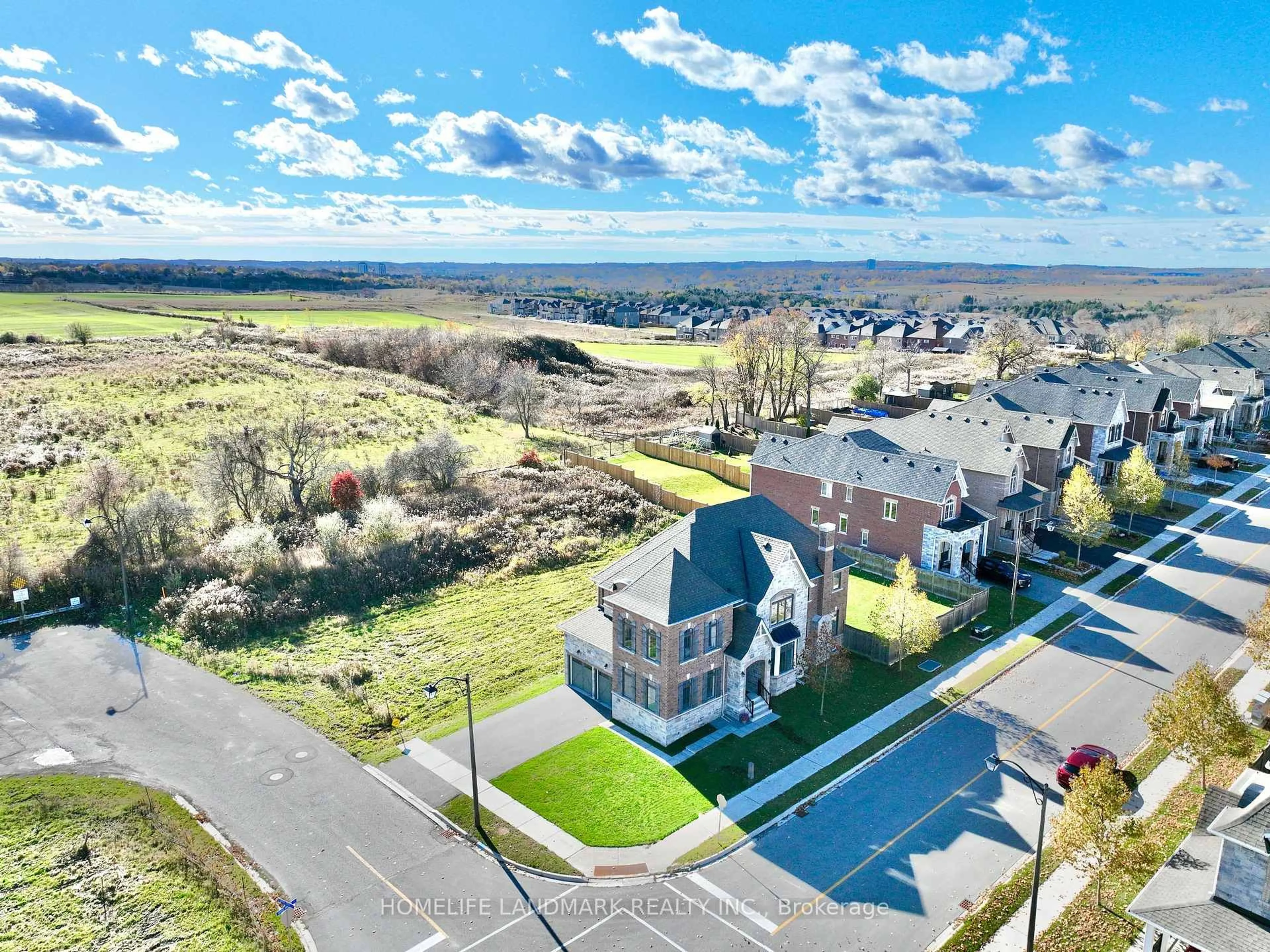 A pic from outside/outdoor area/front of a property/back of a property/a pic from drone, unknown for 174 Sharon Creek Dr, East Gwillimbury Ontario L9N 0P9