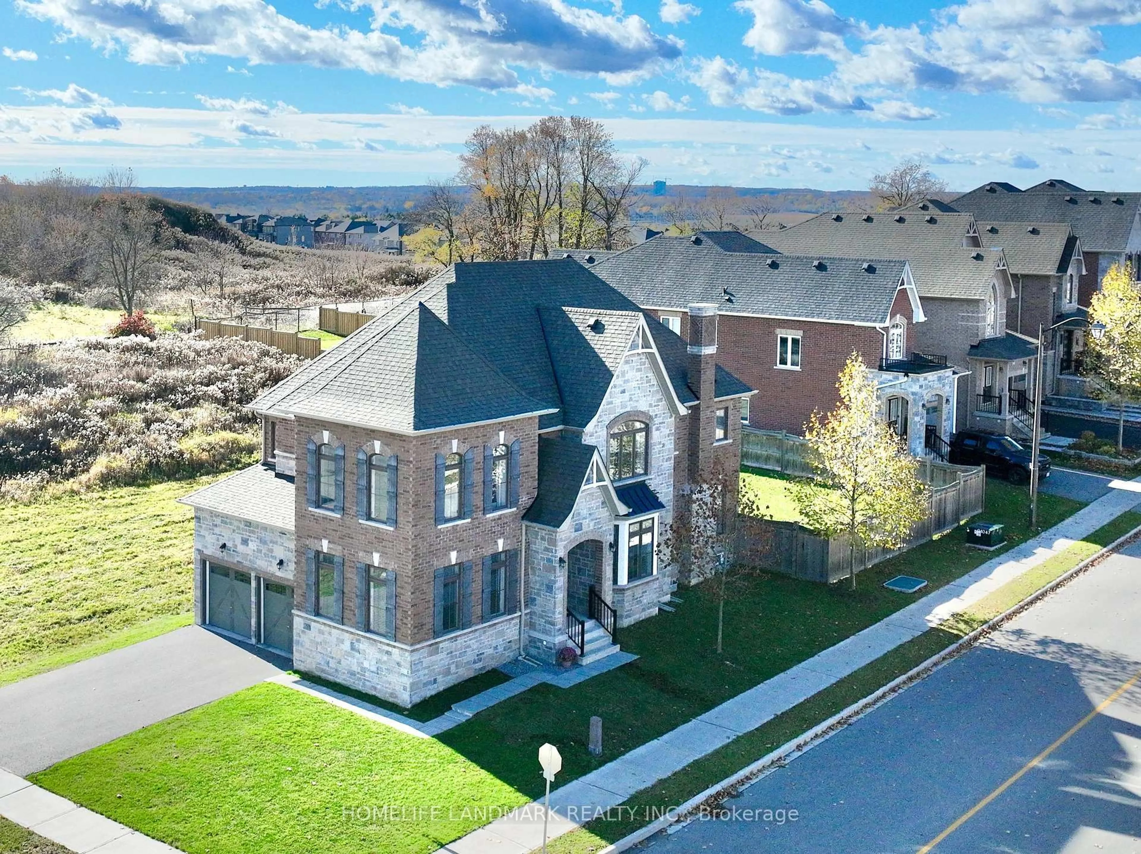 A pic from outside/outdoor area/front of a property/back of a property/a pic from drone, street for 174 Sharon Creek Dr, East Gwillimbury Ontario L9N 0P9