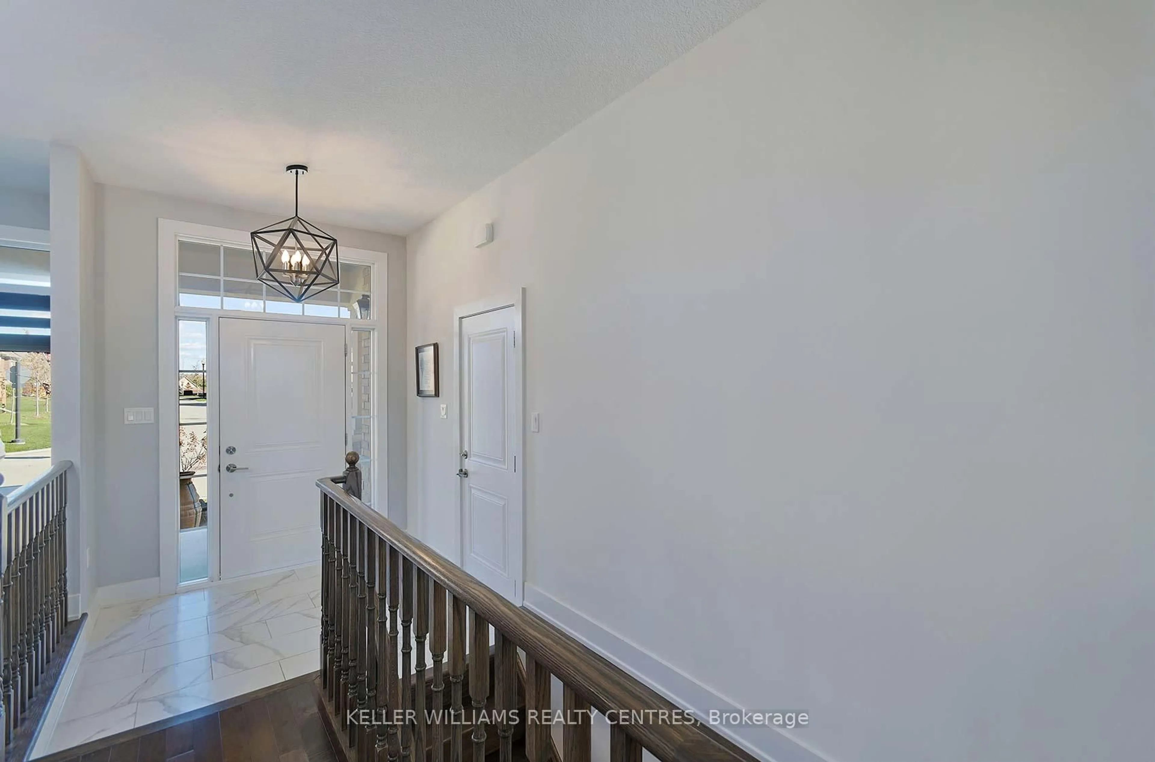 Indoor entryway for 58 Summerhill Dr #27, New Tecumseth Ontario L9R 0S5