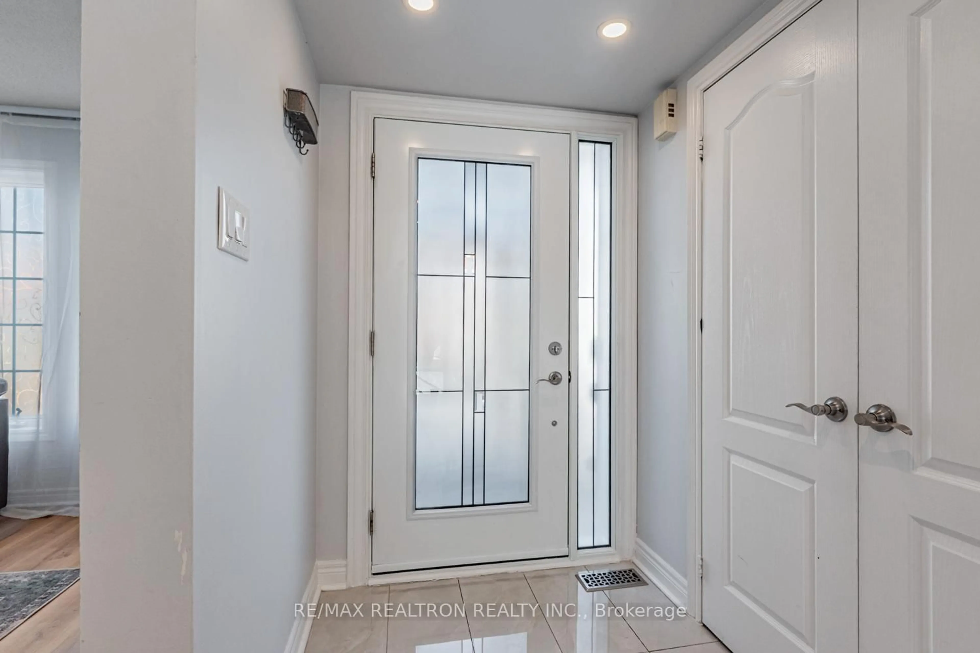 Indoor entryway for 129 Flagstone Way, Newmarket Ontario L3X 2Z8