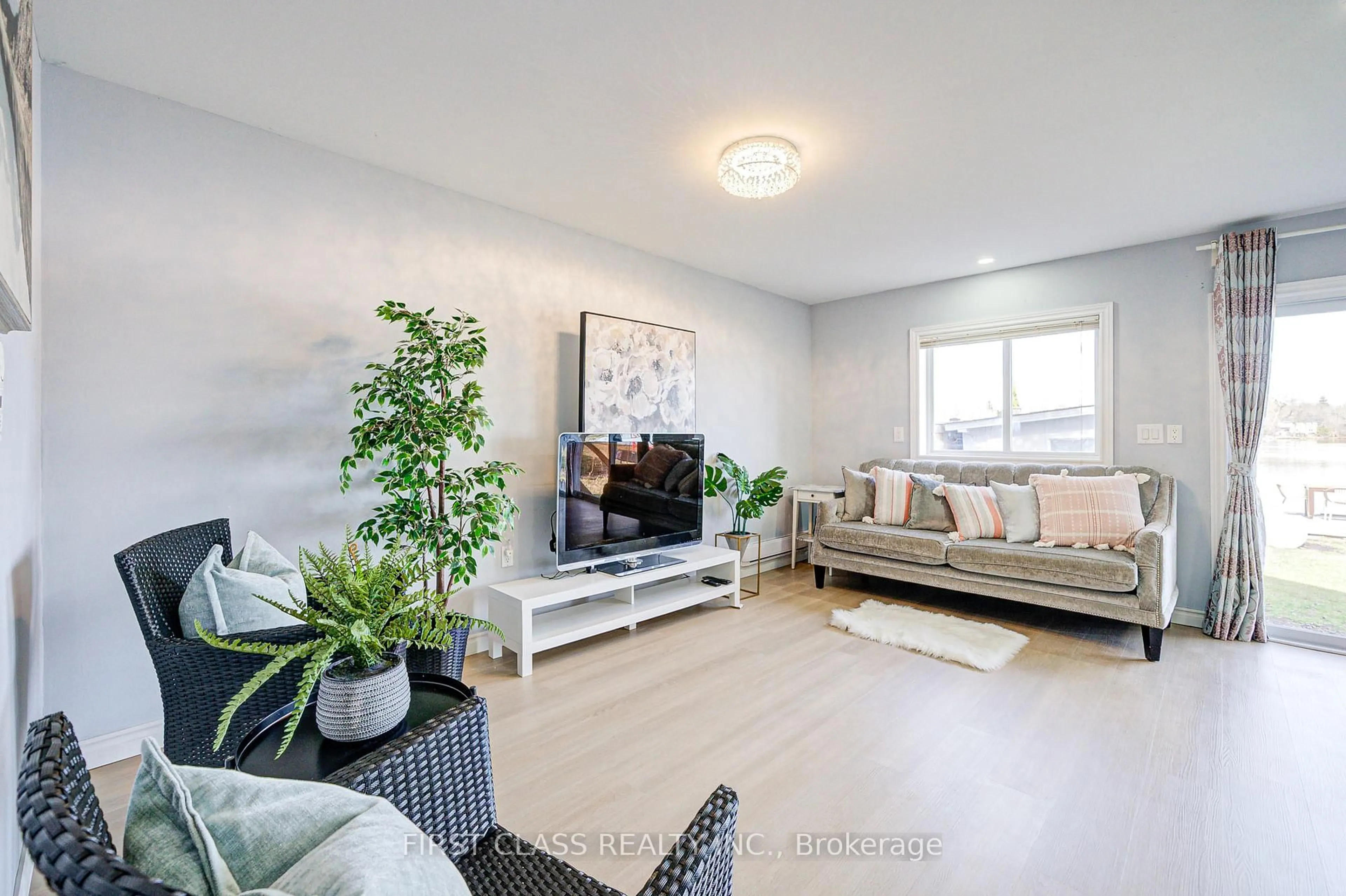 Living room with furniture, wood/laminate floor for 17 Willowbank Ave, Richmond Hill Ontario L4E 3B4