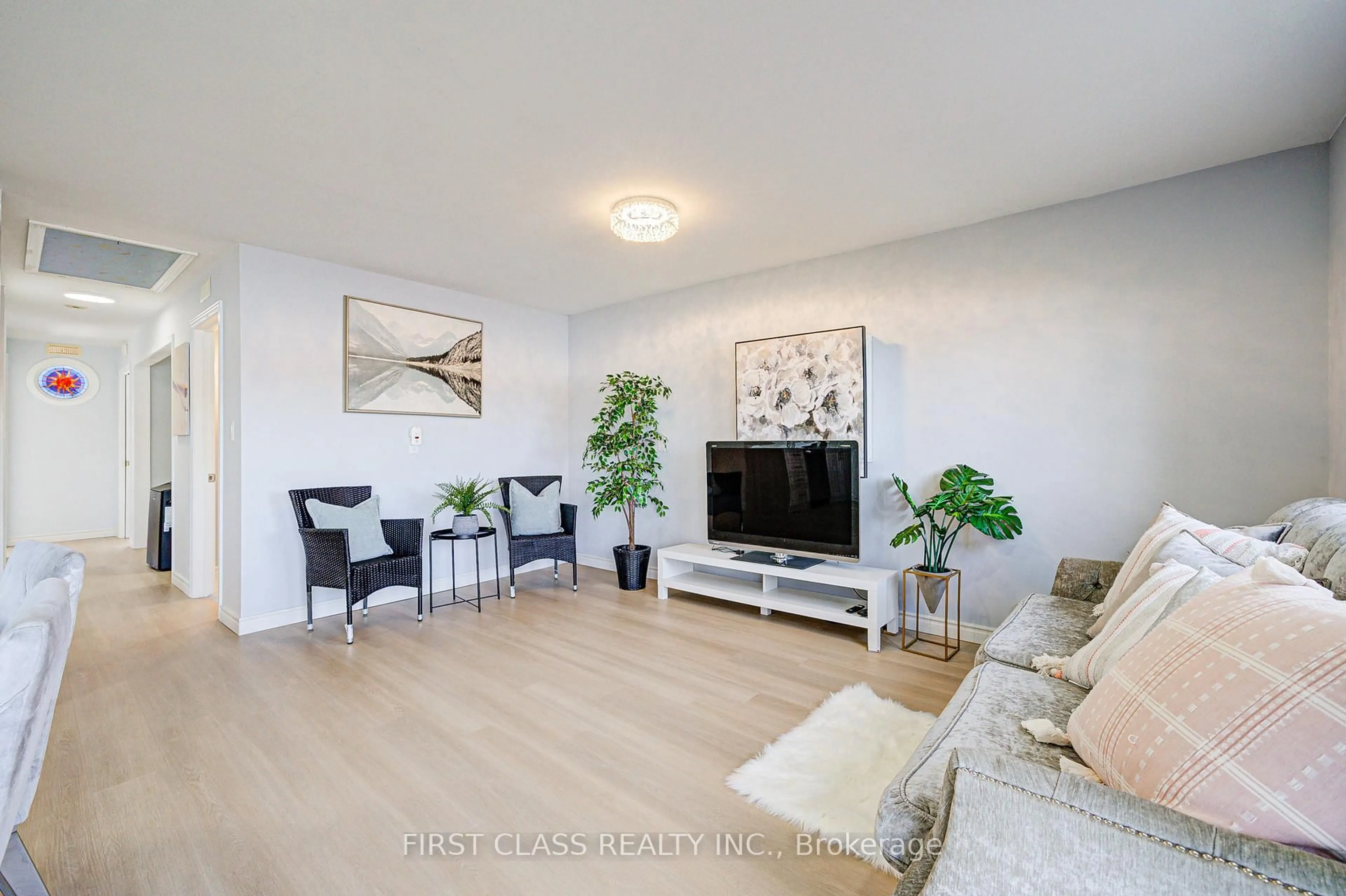 Living room with furniture, unknown for 17 Willowbank Ave, Richmond Hill Ontario L4E 3B4