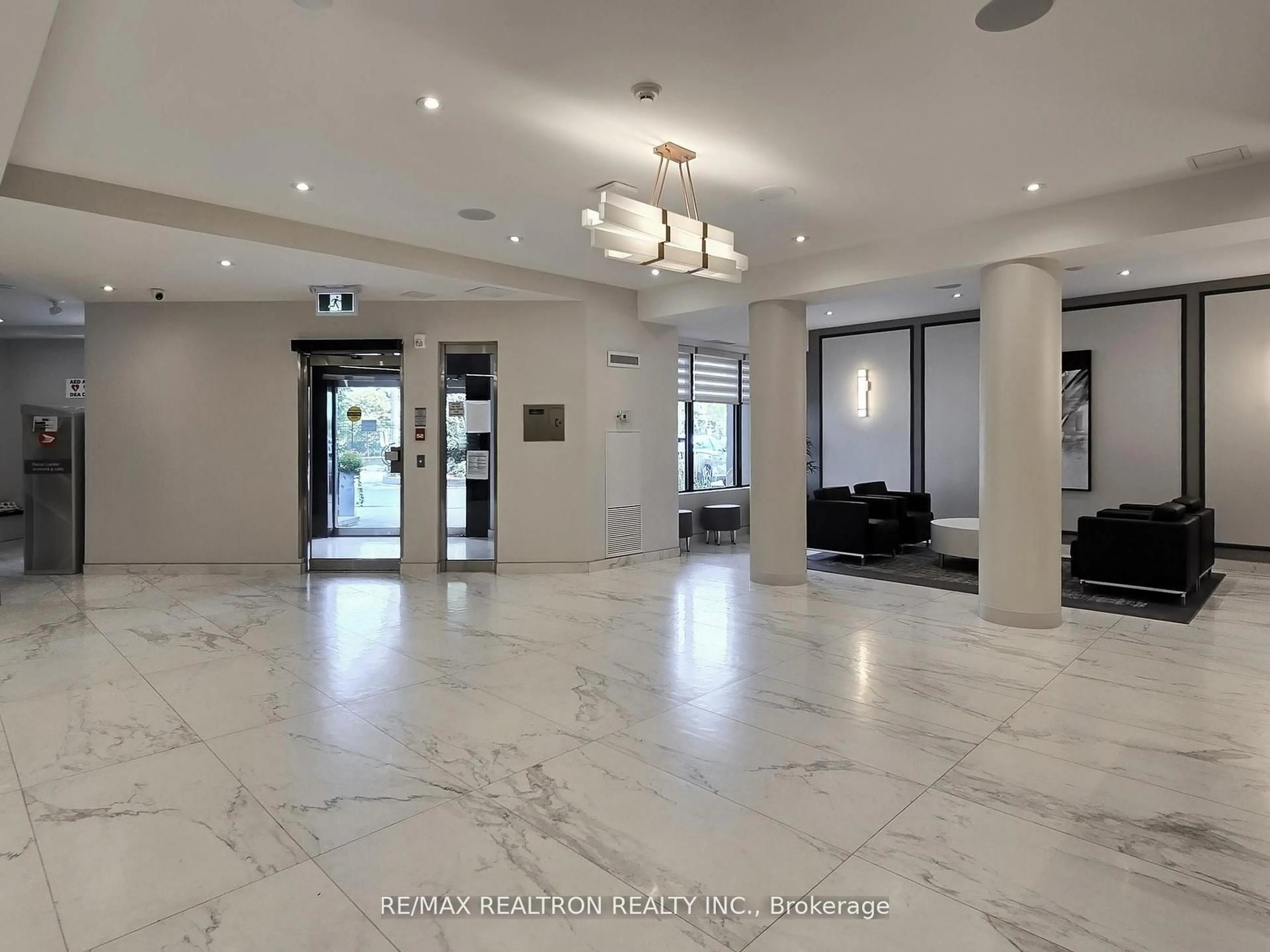 Indoor foyer for 7460 Bathurst St #1111, Vaughan Ontario L4J 7K9