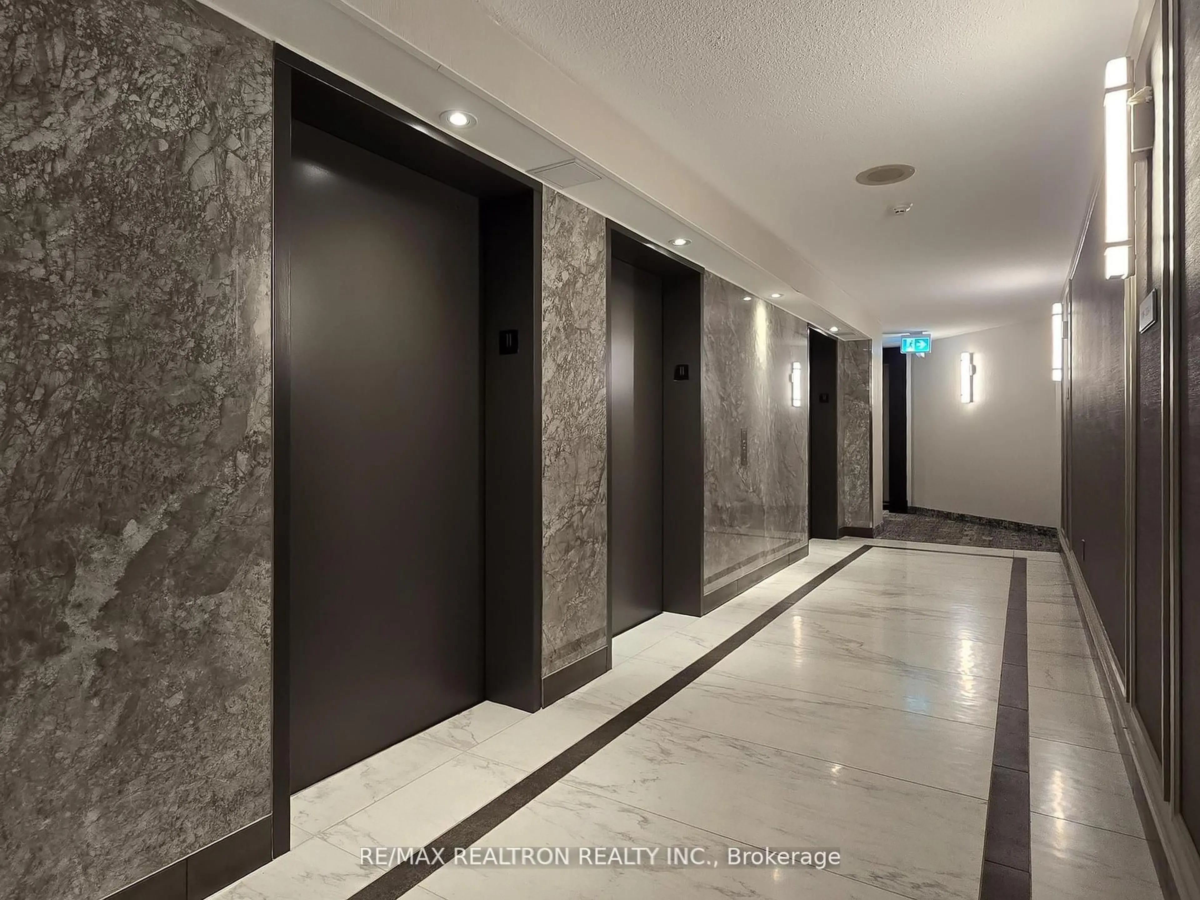 Indoor foyer for 7460 Bathurst St #1111, Vaughan Ontario L4J 7K9