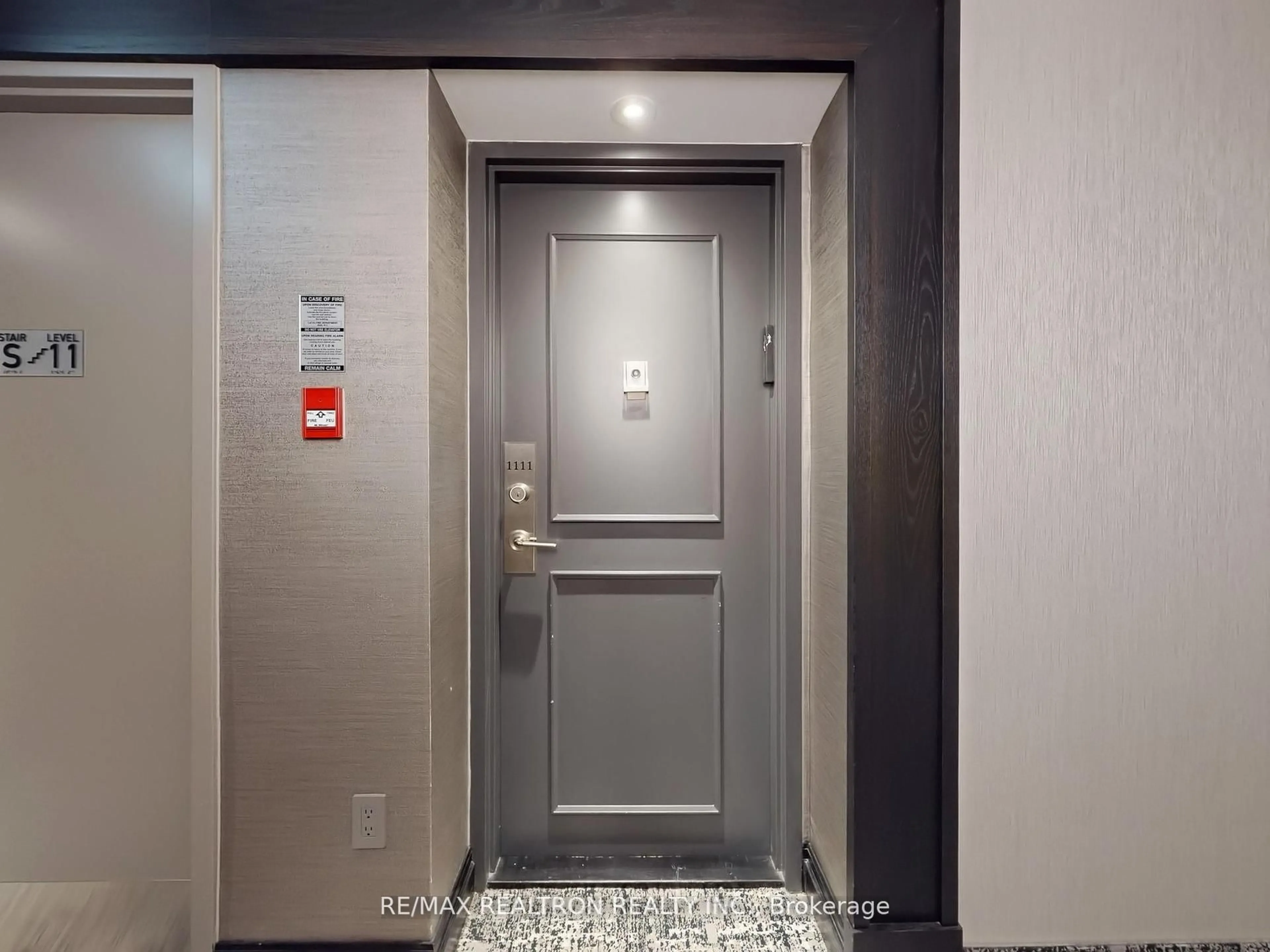 Indoor foyer for 7460 Bathurst St #1111, Vaughan Ontario L4J 7K9