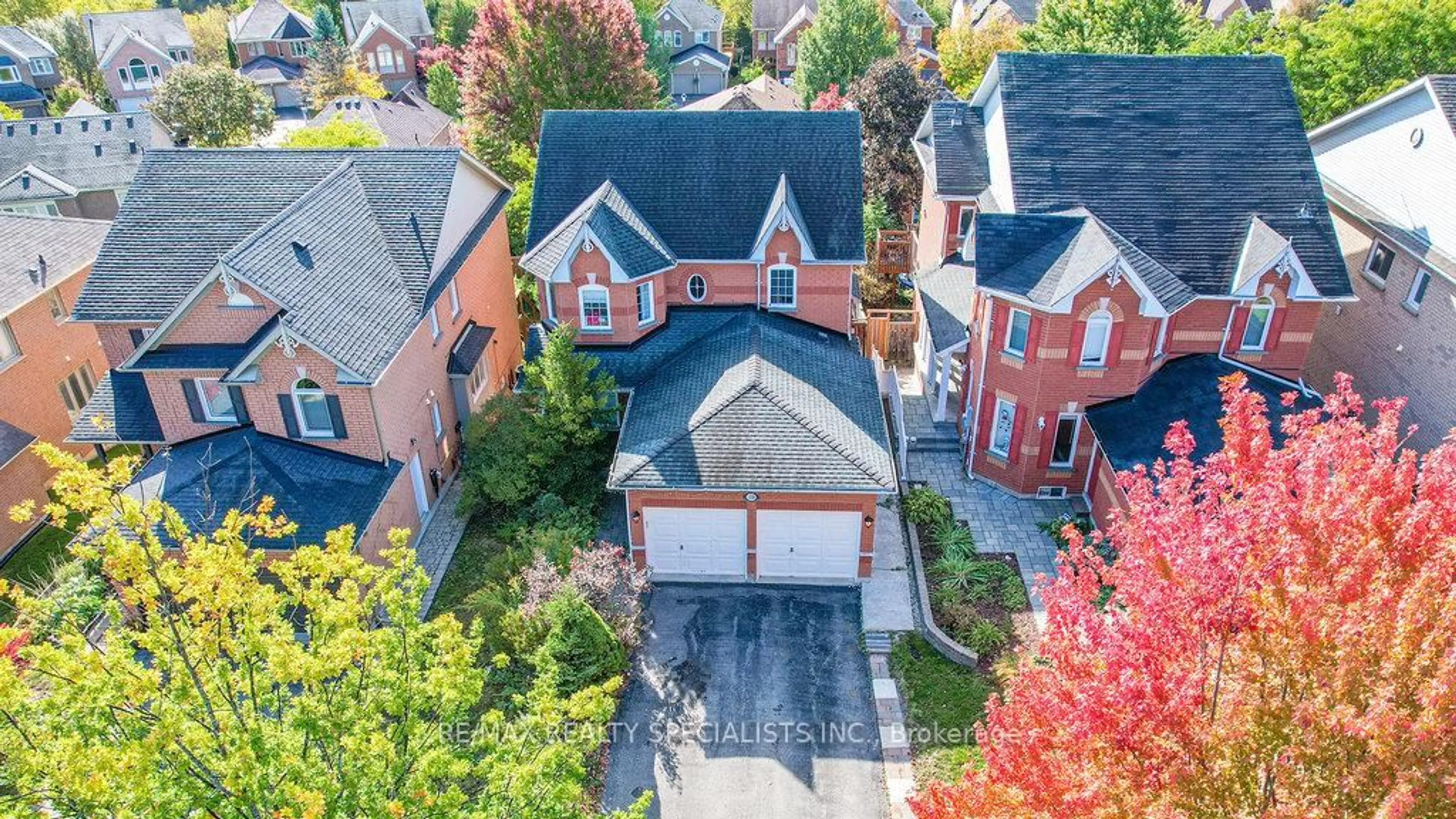 A pic from outside/outdoor area/front of a property/back of a property/a pic from drone, street for 150 Widdifield Ave, Newmarket Ontario L3X 1Z3