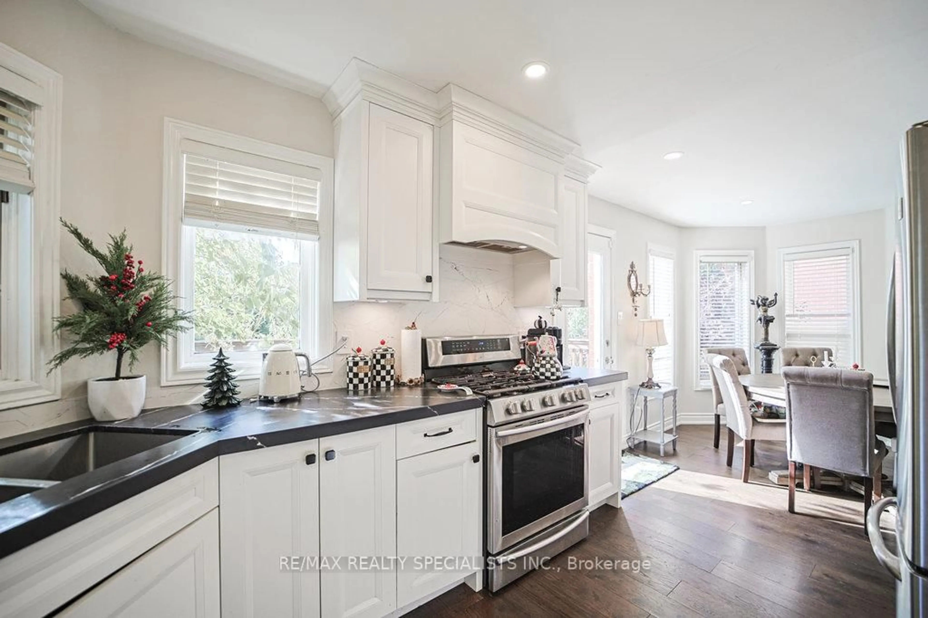 Open concept kitchen, ceramic/tile floor for 150 Widdifield Ave, Newmarket Ontario L3X 1Z3