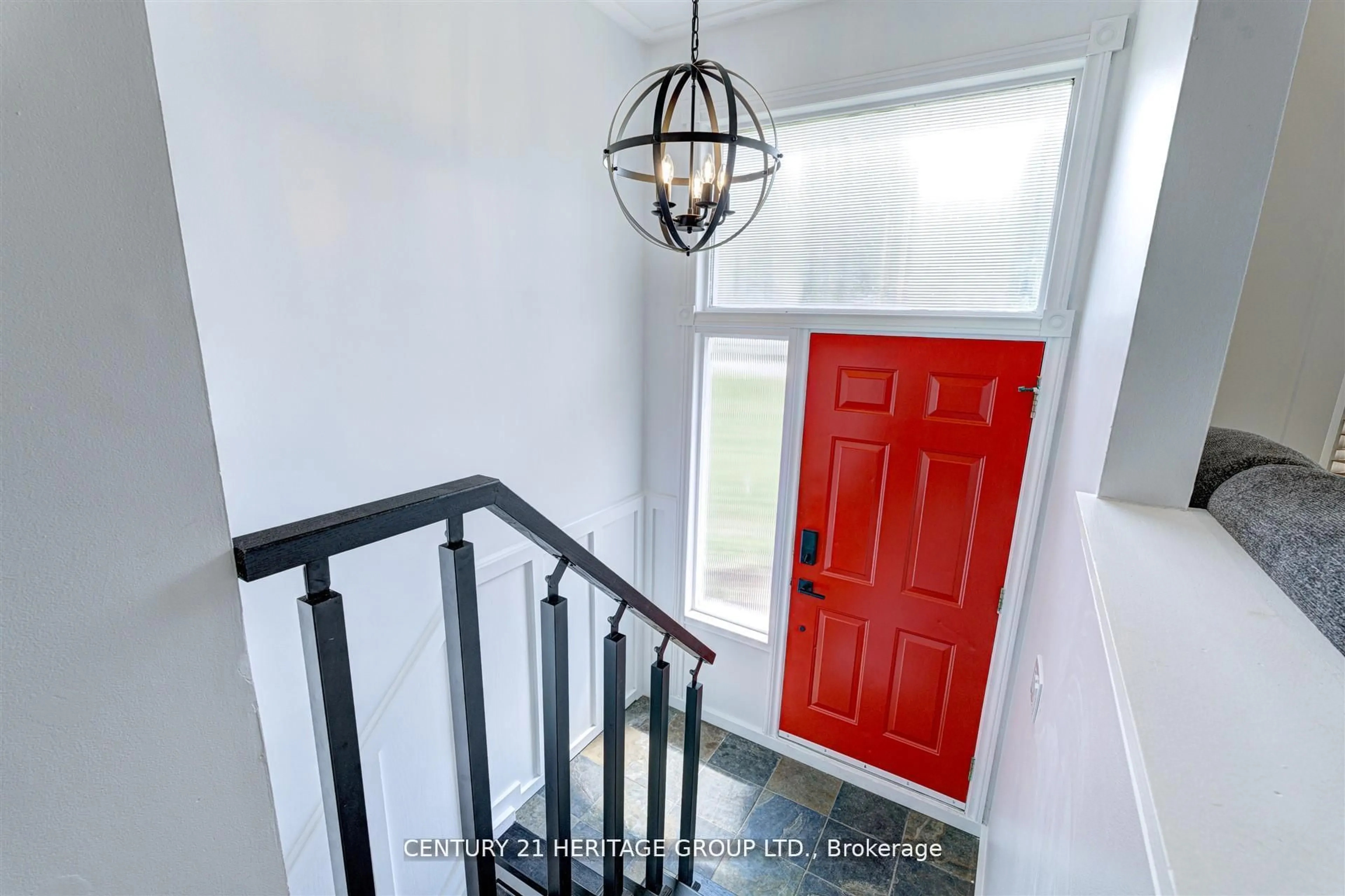 Indoor entryway for 10 Bachly Cres, King Ontario L7B 0E8