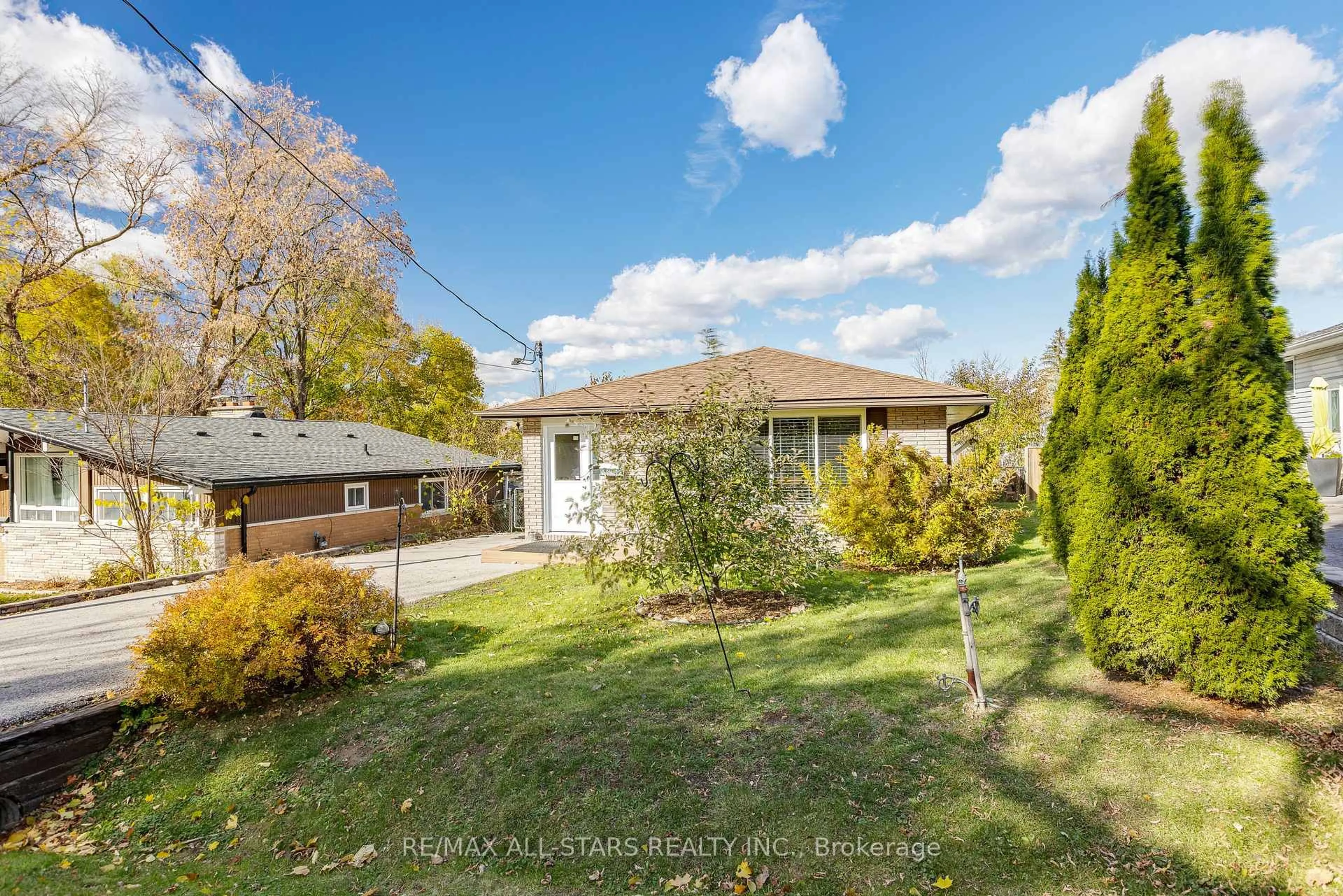 A pic from outside/outdoor area/front of a property/back of a property/a pic from drone, street for 296 Terrace Dr, Georgina Ontario L4P 2Y8