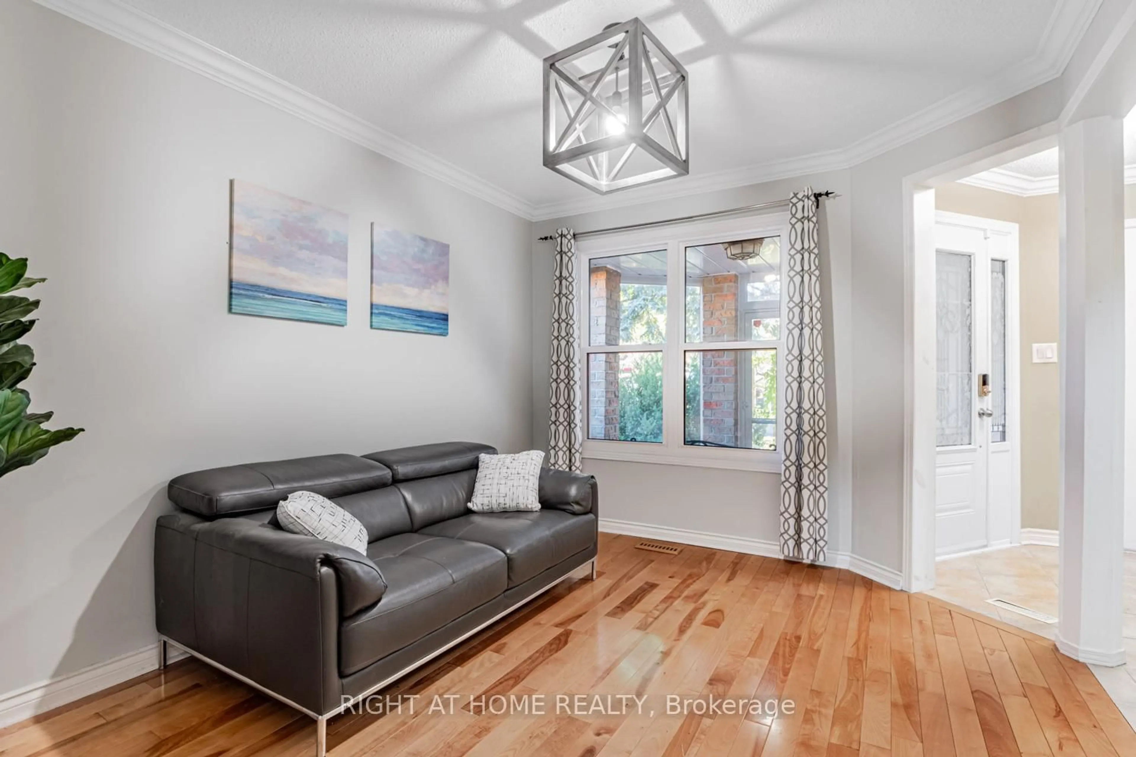 Living room with furniture, wood/laminate floor for 16 Marchwood Cres, Richmond Hill Ontario L4C 8M7