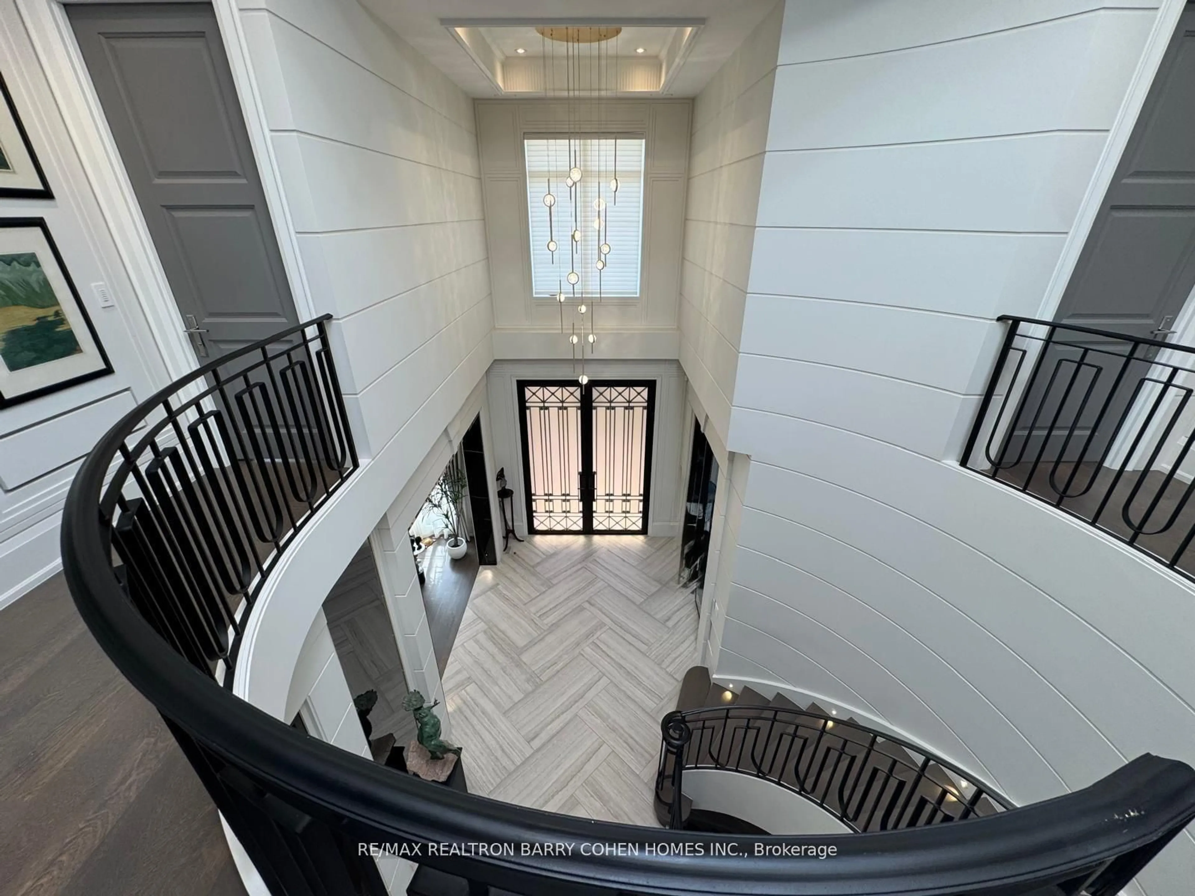 Indoor foyer for 61 Orlon Cres, Richmond Hill Ontario L4C 6S4