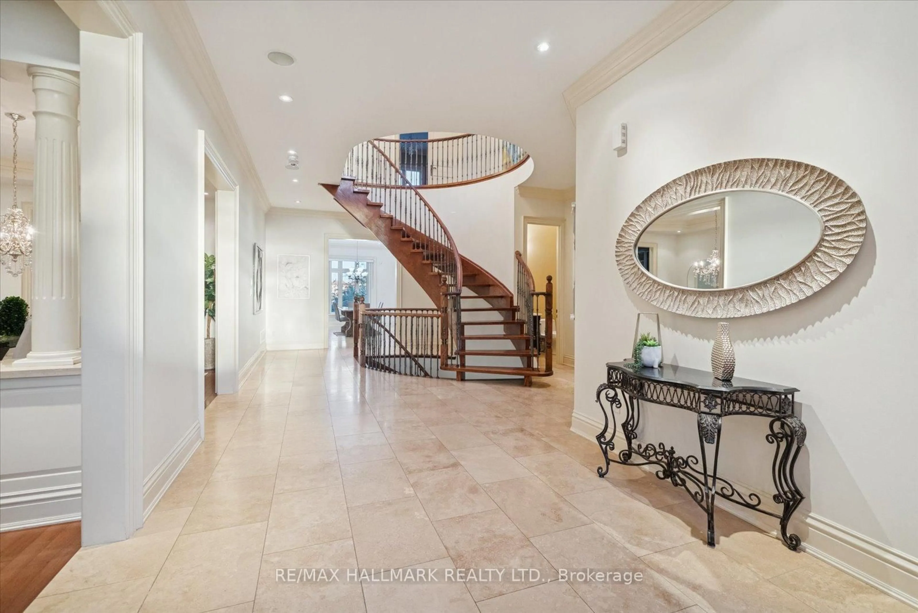 Indoor foyer for 7 Toscanini Rd, Richmond Hill Ontario L4E 2Y9
