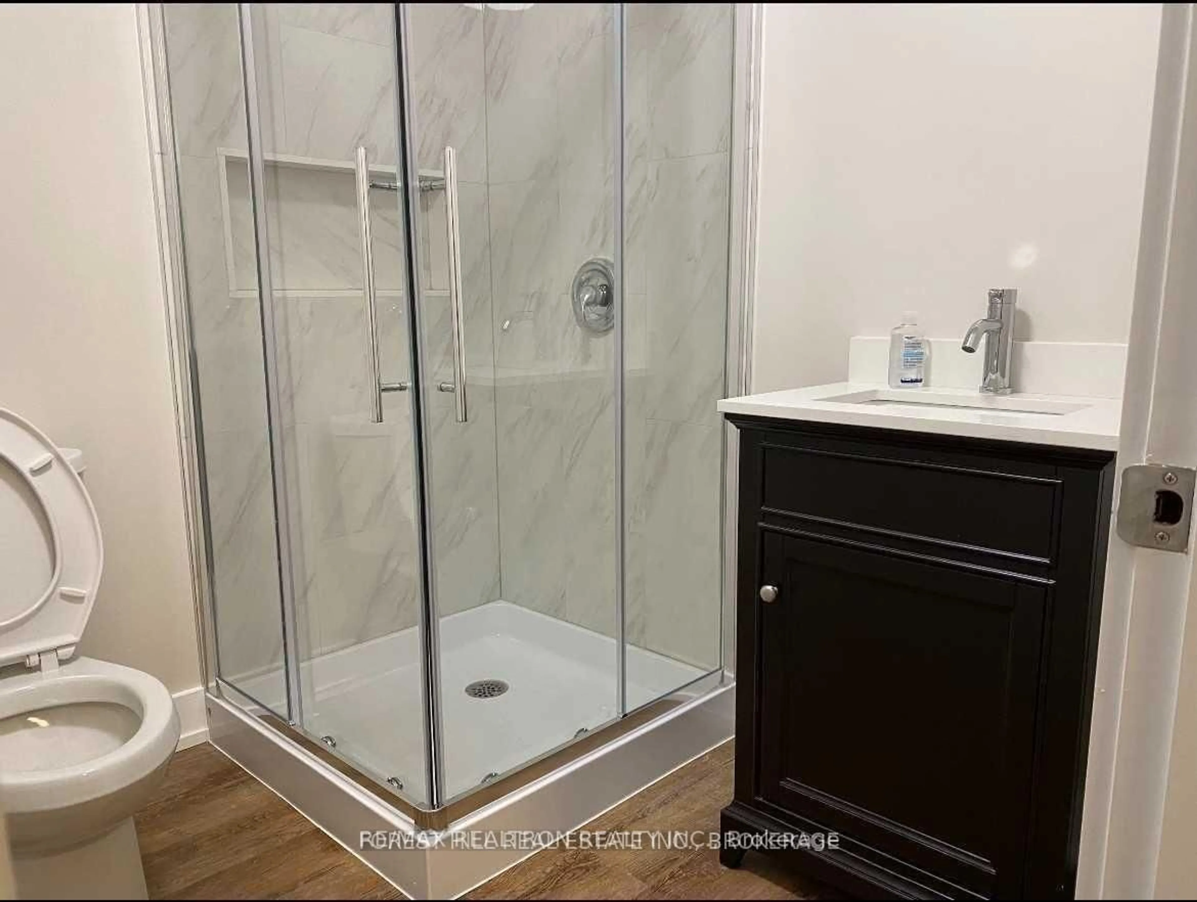 Standard bathroom, ceramic/tile floor for 10 Terrell Ave, Georgina Ontario L4P 0C8
