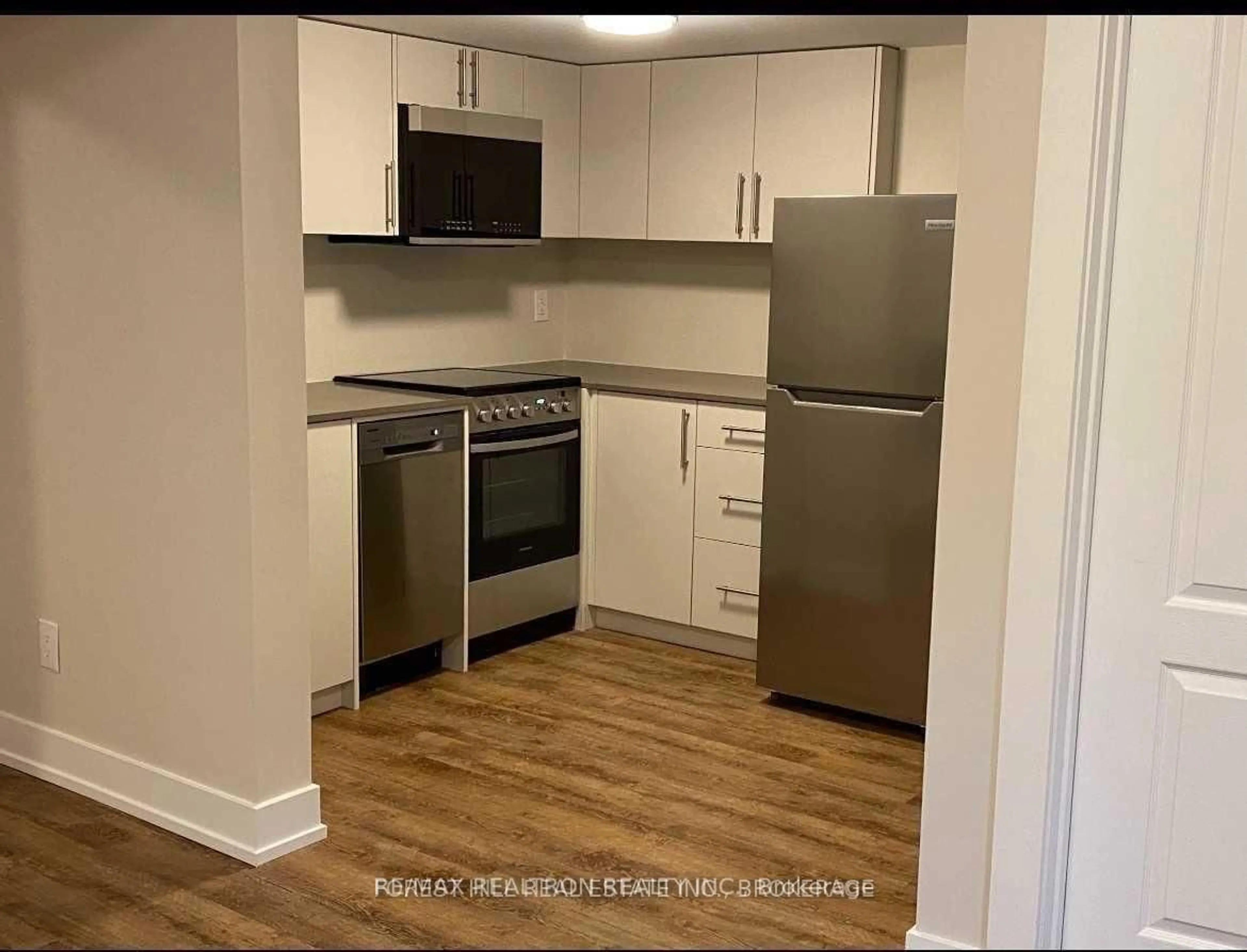 Standard kitchen, wood/laminate floor for 10 Terrell Ave, Georgina Ontario L4P 0C8