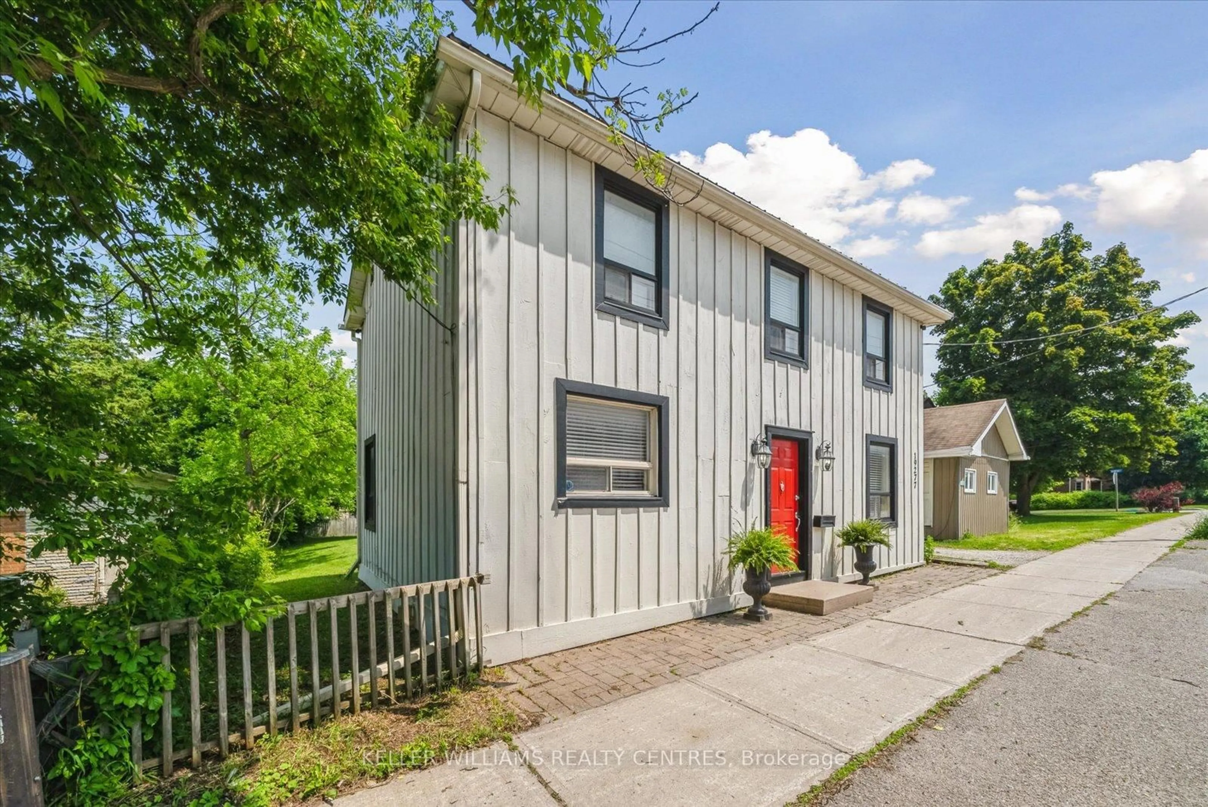 Home with vinyl exterior material, street for 19277 Yonge St, East Gwillimbury Ontario L9N 1L1