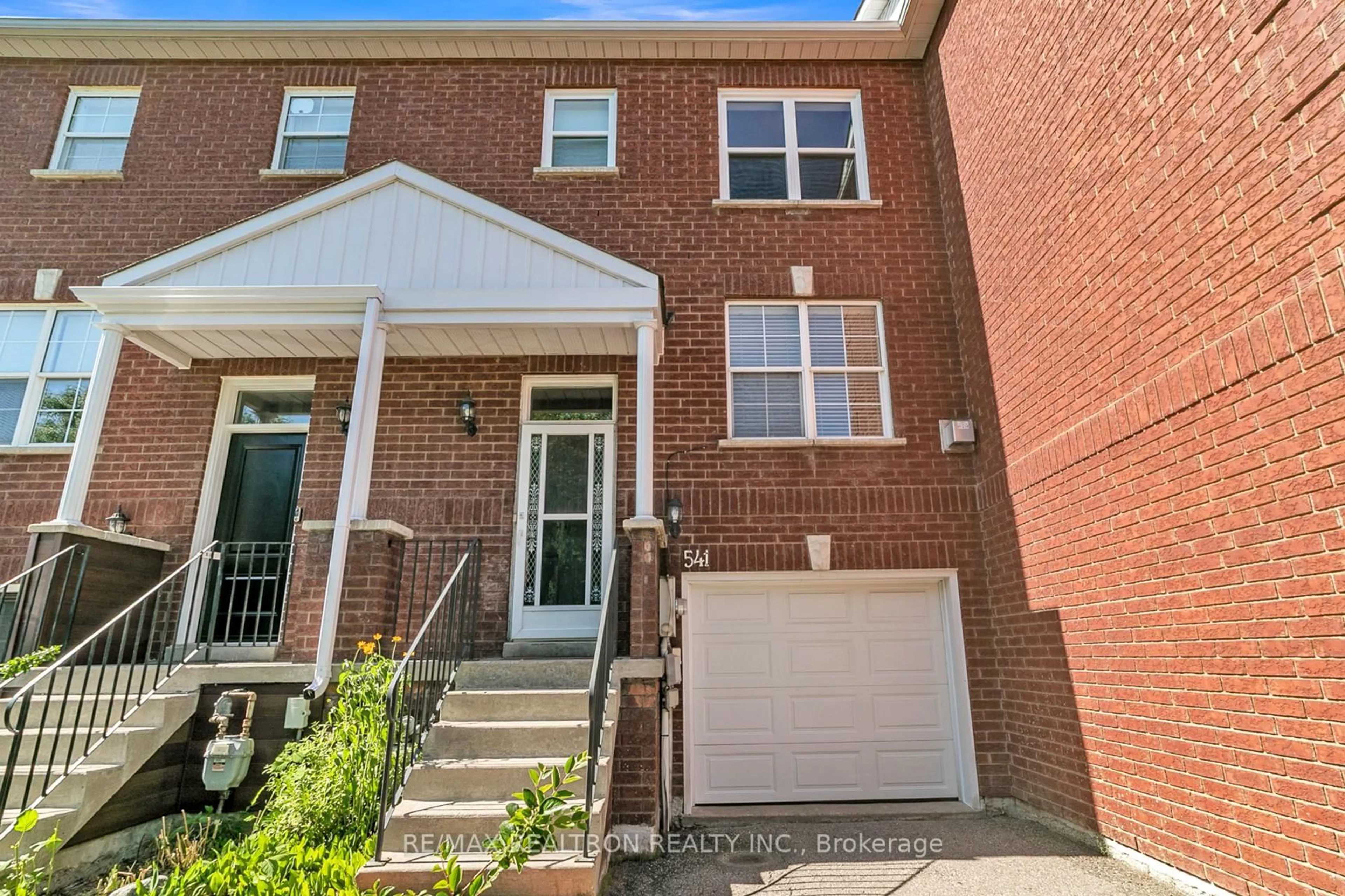 Home with brick exterior material, street for 541 Bondi Ave, Newmarket Ontario L3Y 8R5