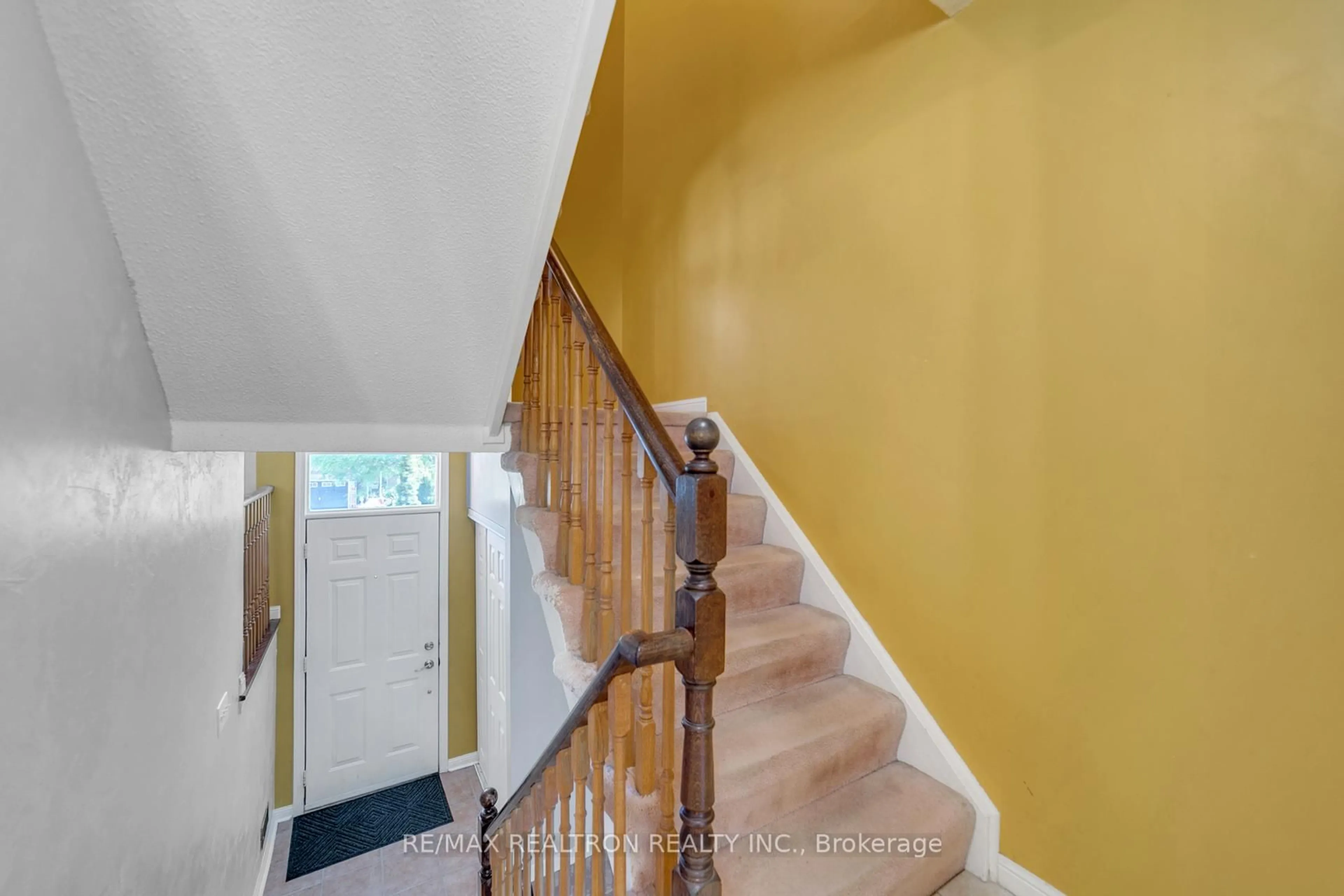 Stairs for 541 Bondi Ave, Newmarket Ontario L3Y 8R5