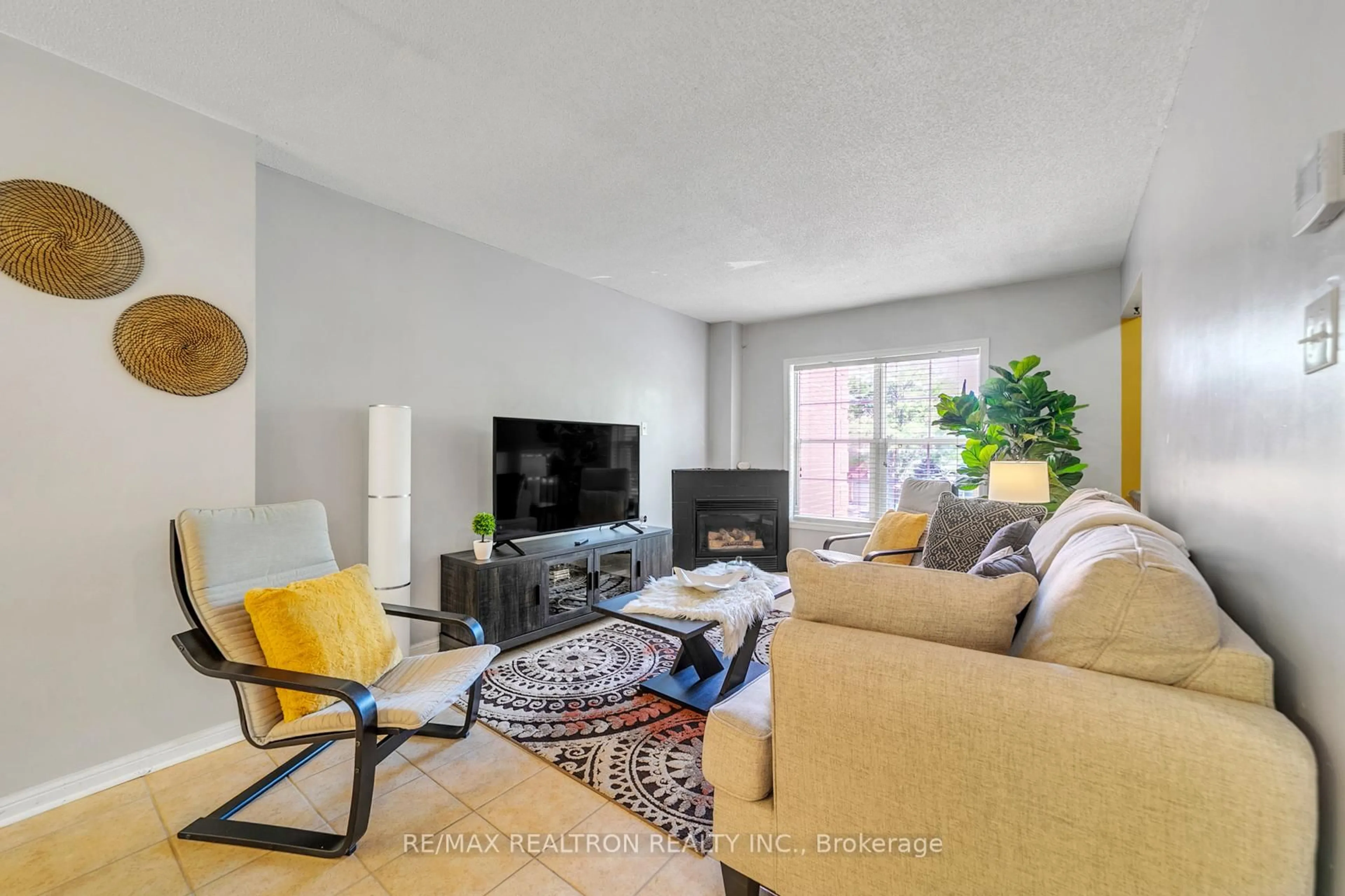 Living room with furniture, unknown for 541 Bondi Ave, Newmarket Ontario L3Y 8R5