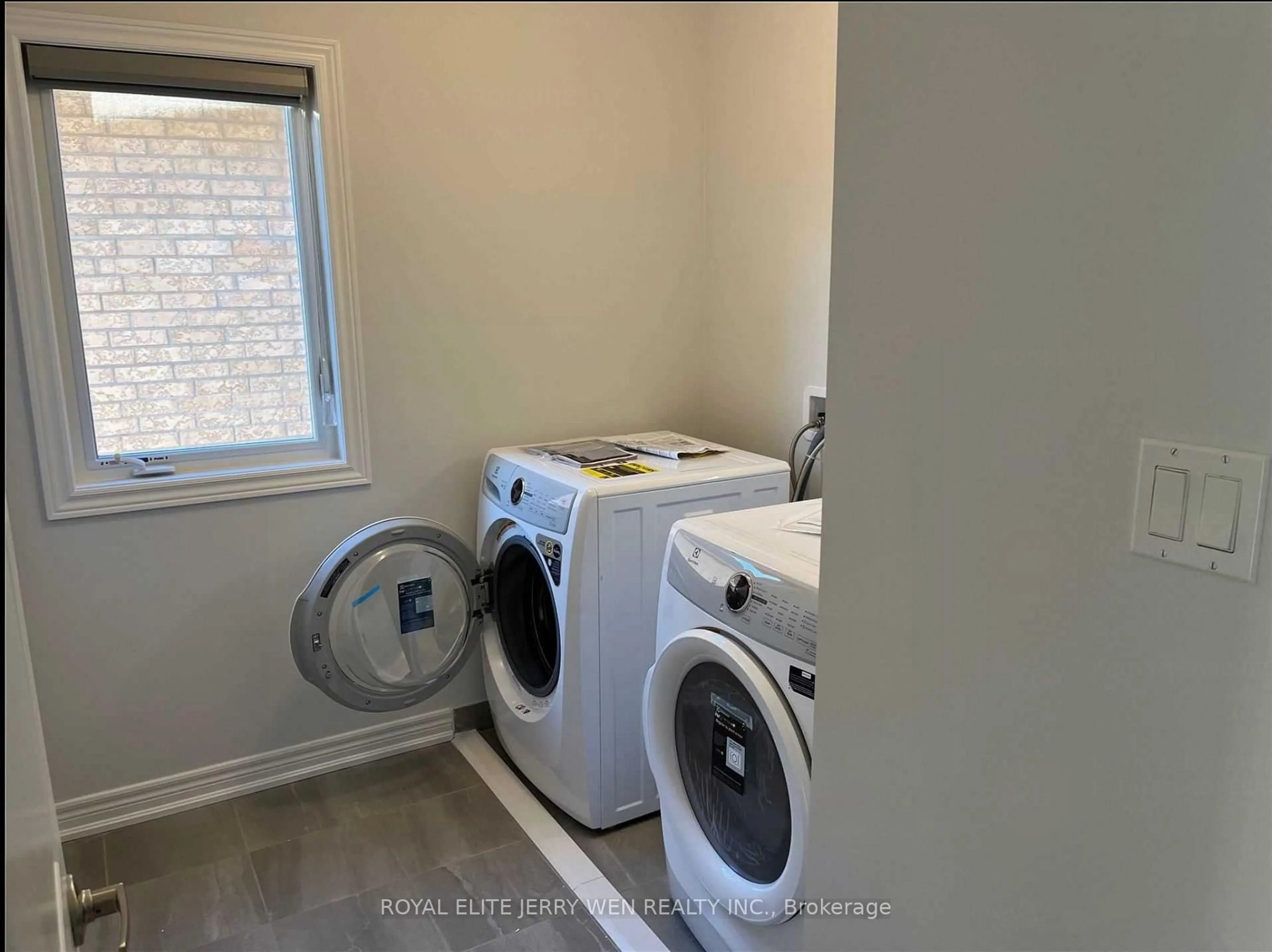 Laundry room for 12 Faimira Ave, Georgina Ontario L4P 0C2