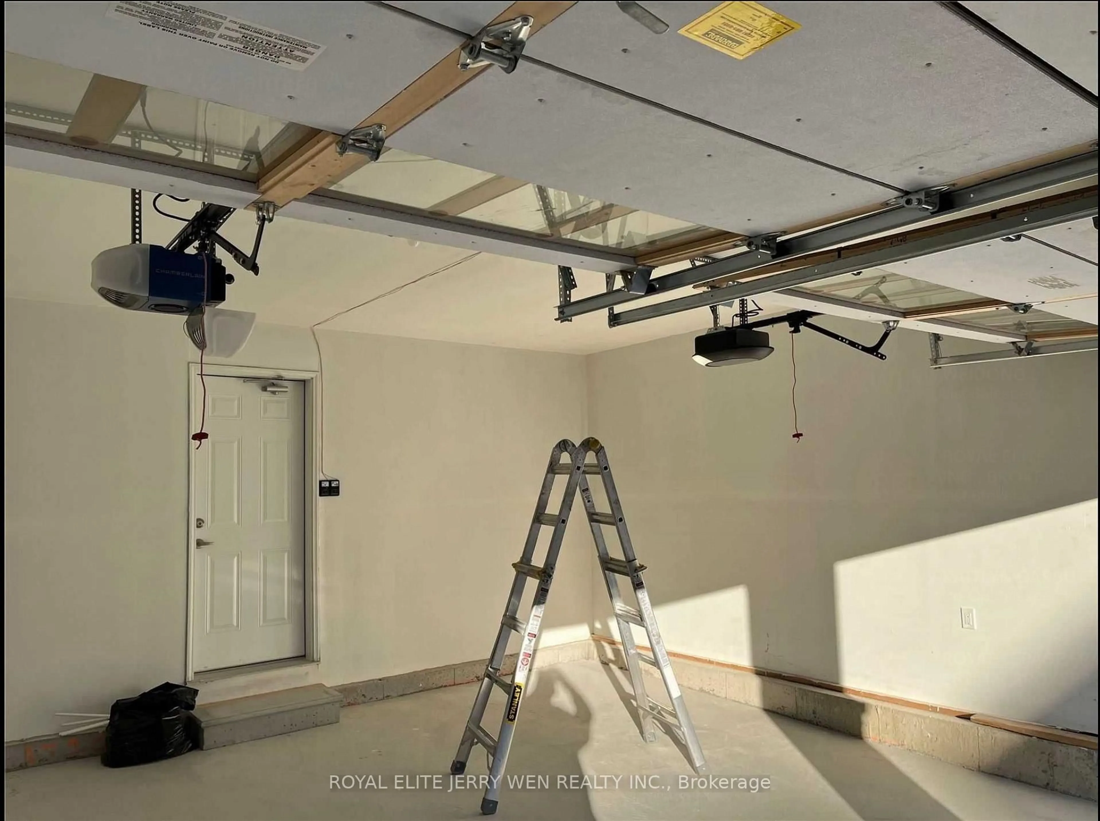 Indoor garage for 12 Faimira Ave, Georgina Ontario L4P 0C2