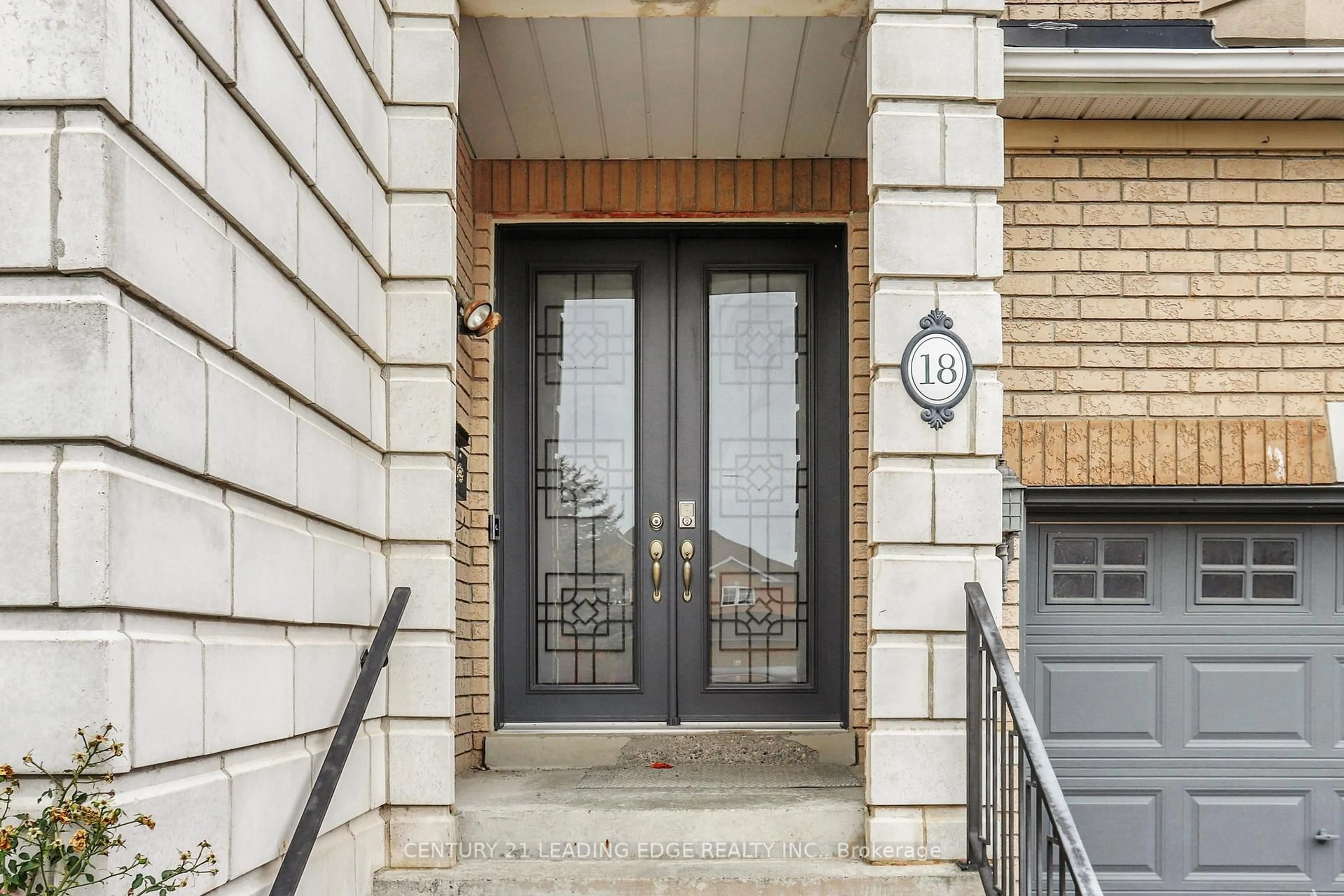 Indoor entryway for 18 Fountain Crt, Richmond Hill Ontario L4S 2K4