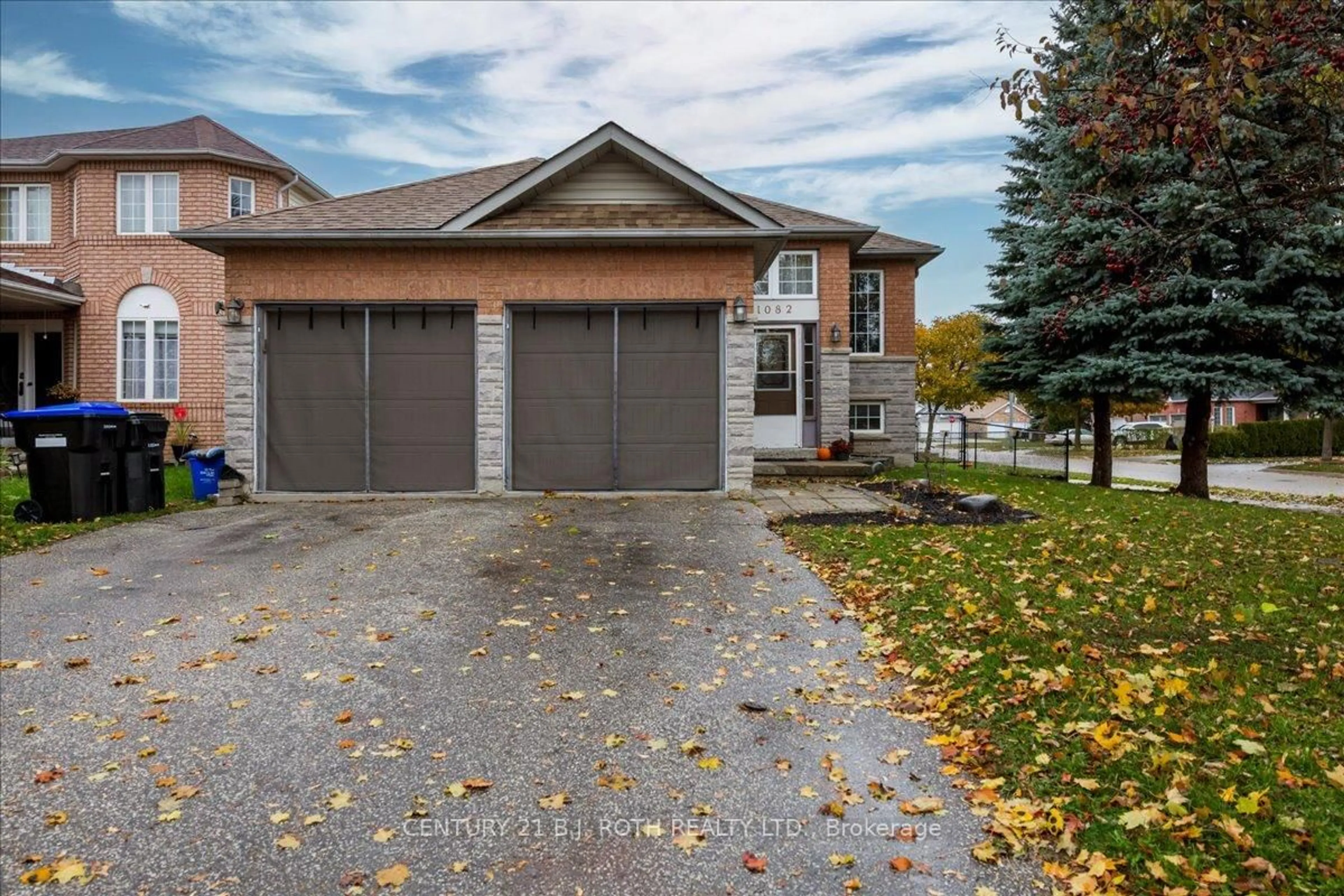 A pic from outside/outdoor area/front of a property/back of a property/a pic from drone, street for 1082 KENSINGTON St, Innisfil Ontario L9S 1V1