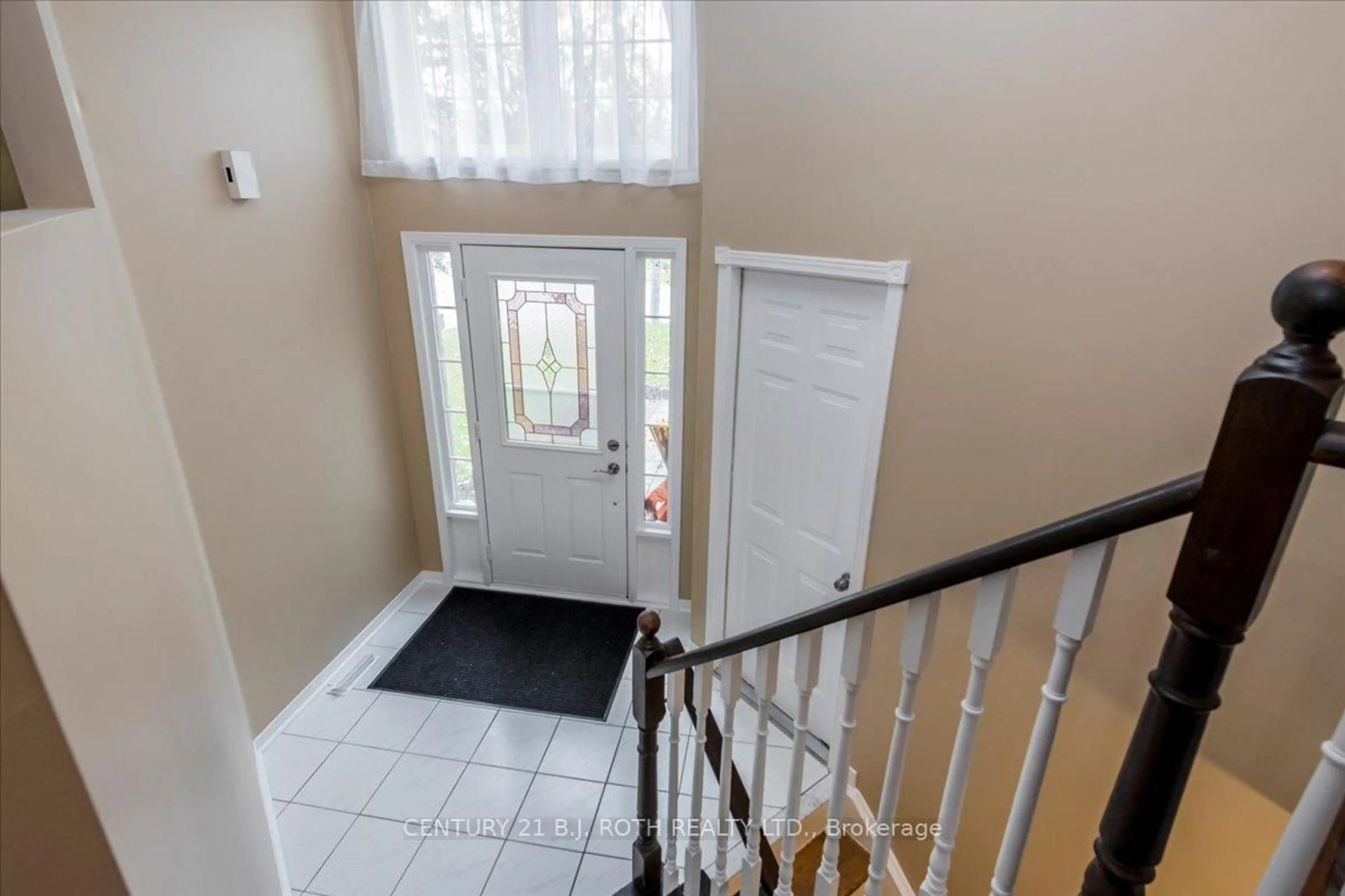 Indoor entryway for 1082 KENSINGTON St, Innisfil Ontario L9S 1V1