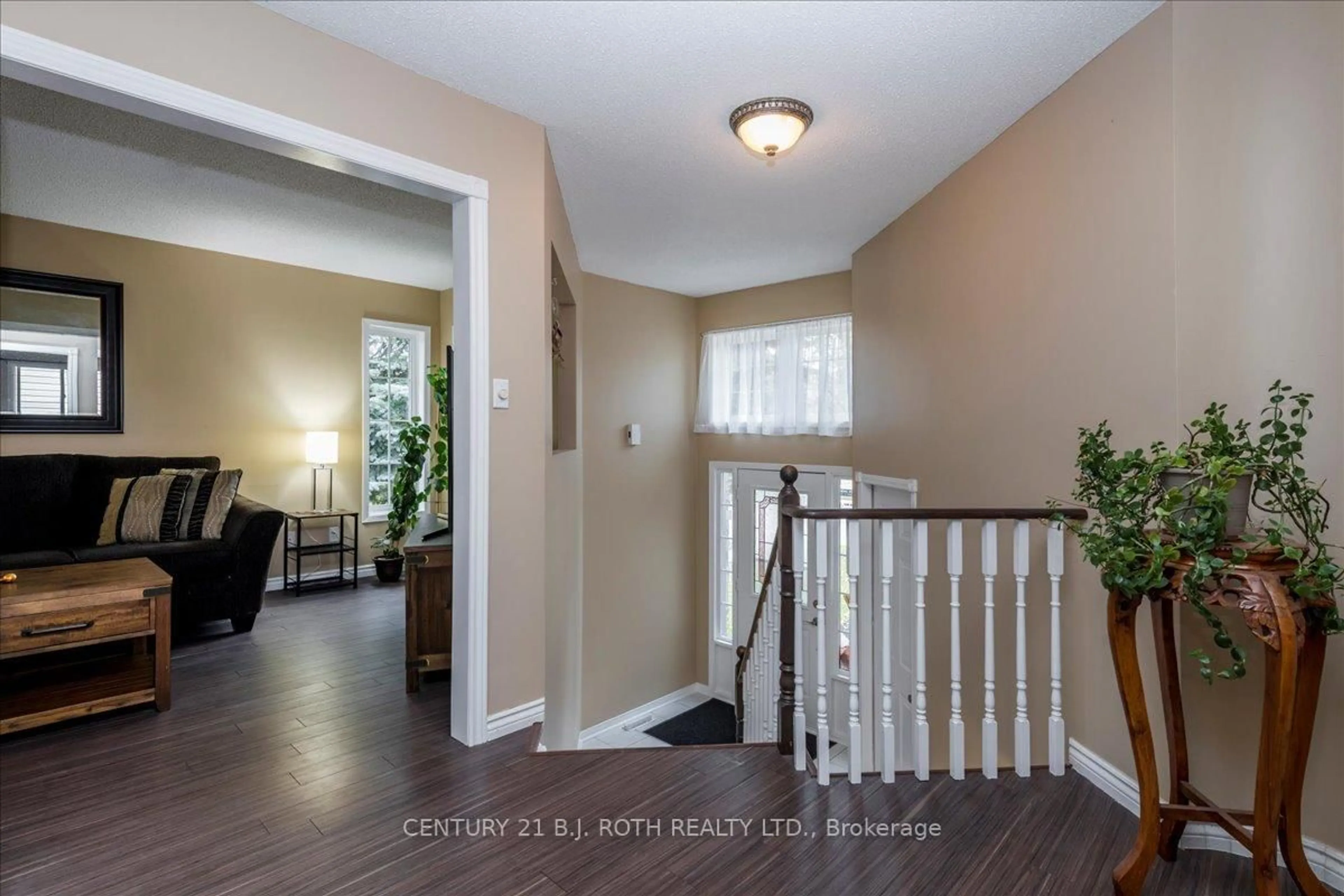 Indoor entryway for 1082 KENSINGTON St, Innisfil Ontario L9S 1V1