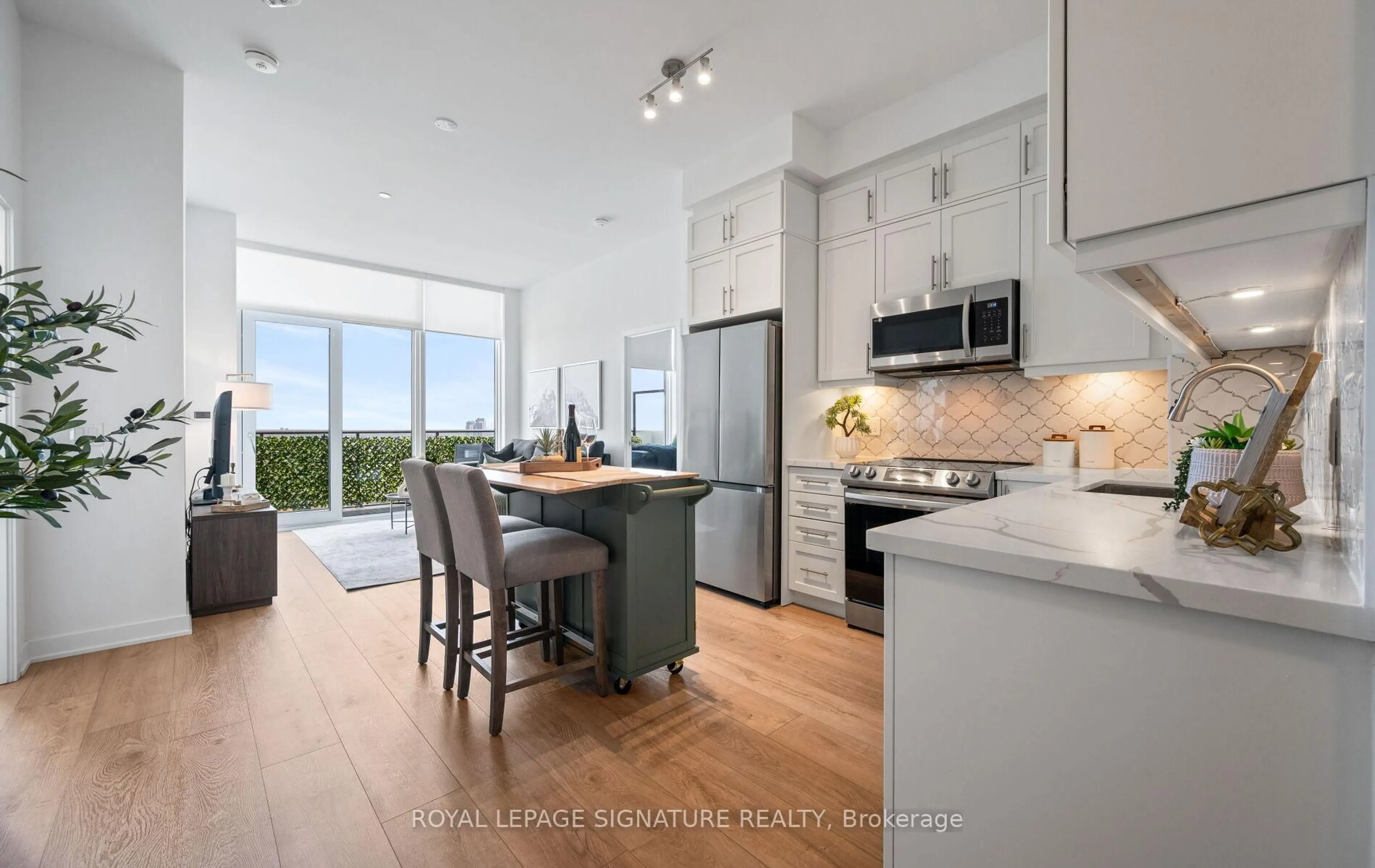 Open concept kitchen, ceramic/tile floor for 105 Oneida Cres #PH07, Richmond Hill Ontario L4B 0H6