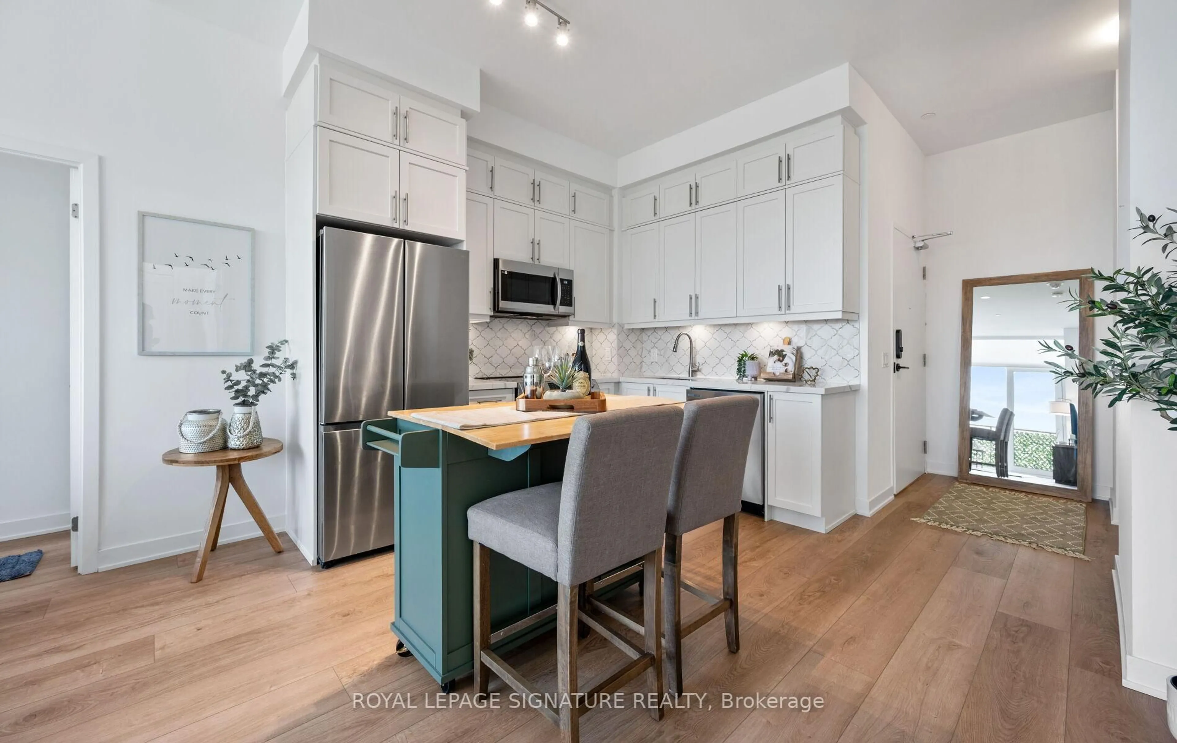 Open concept kitchen, wood/laminate floor for 105 Oneida Cres #PH07, Richmond Hill Ontario L4B 0H6