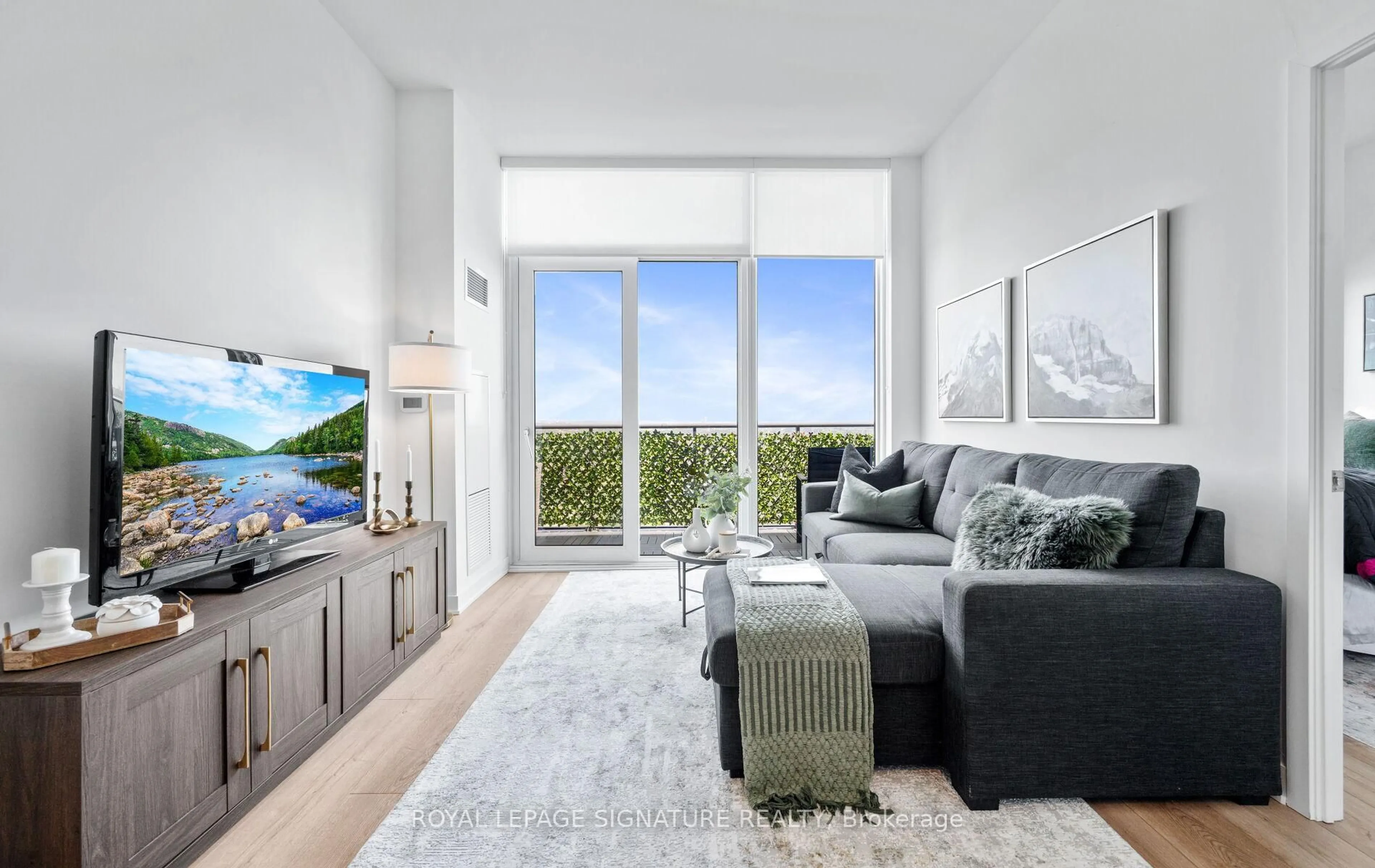 Living room with furniture, unknown for 105 Oneida Cres #PH07, Richmond Hill Ontario L4B 0H6