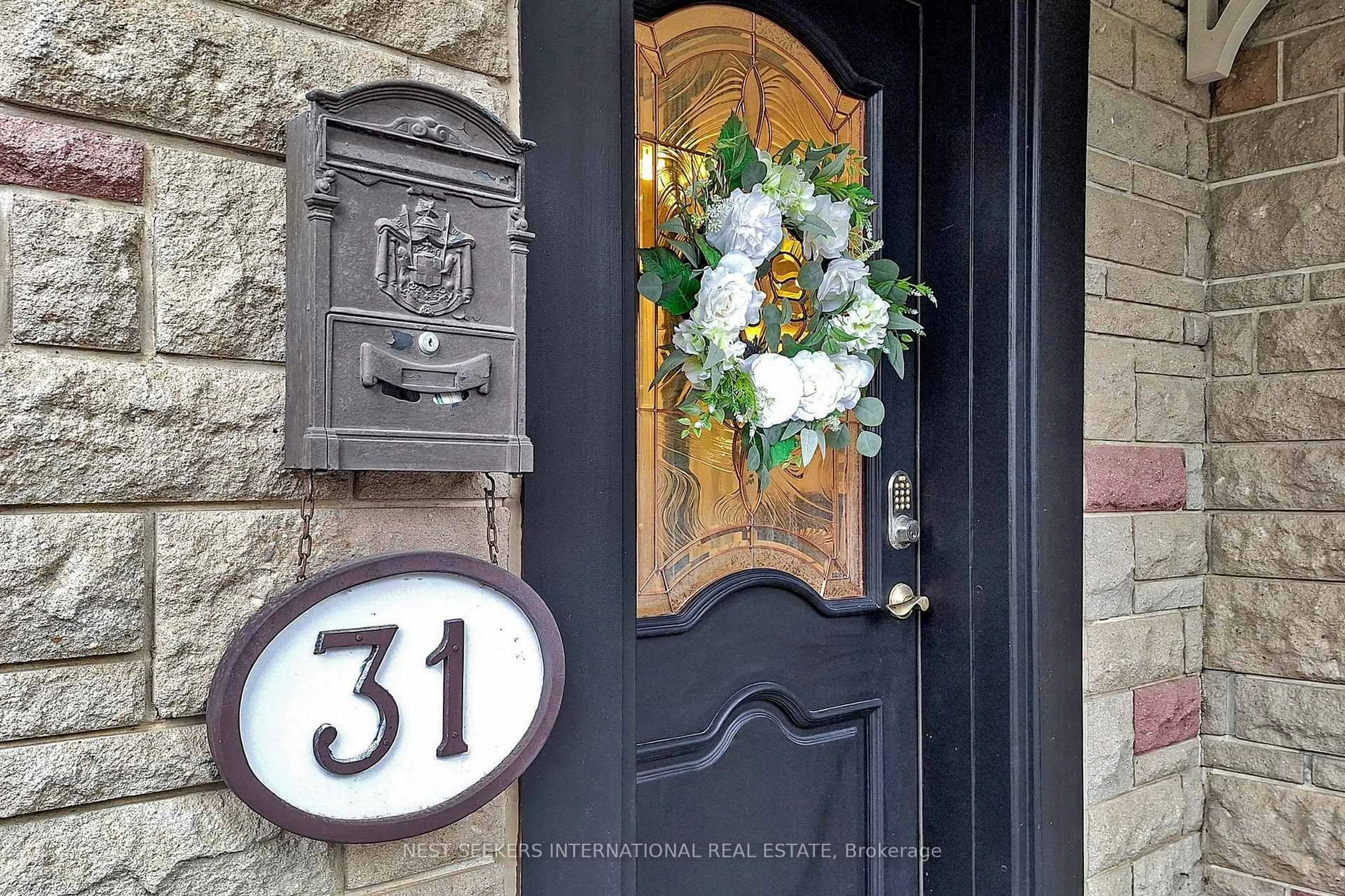 Indoor entryway for 31 Mark St, Aurora Ontario L4G 1L4