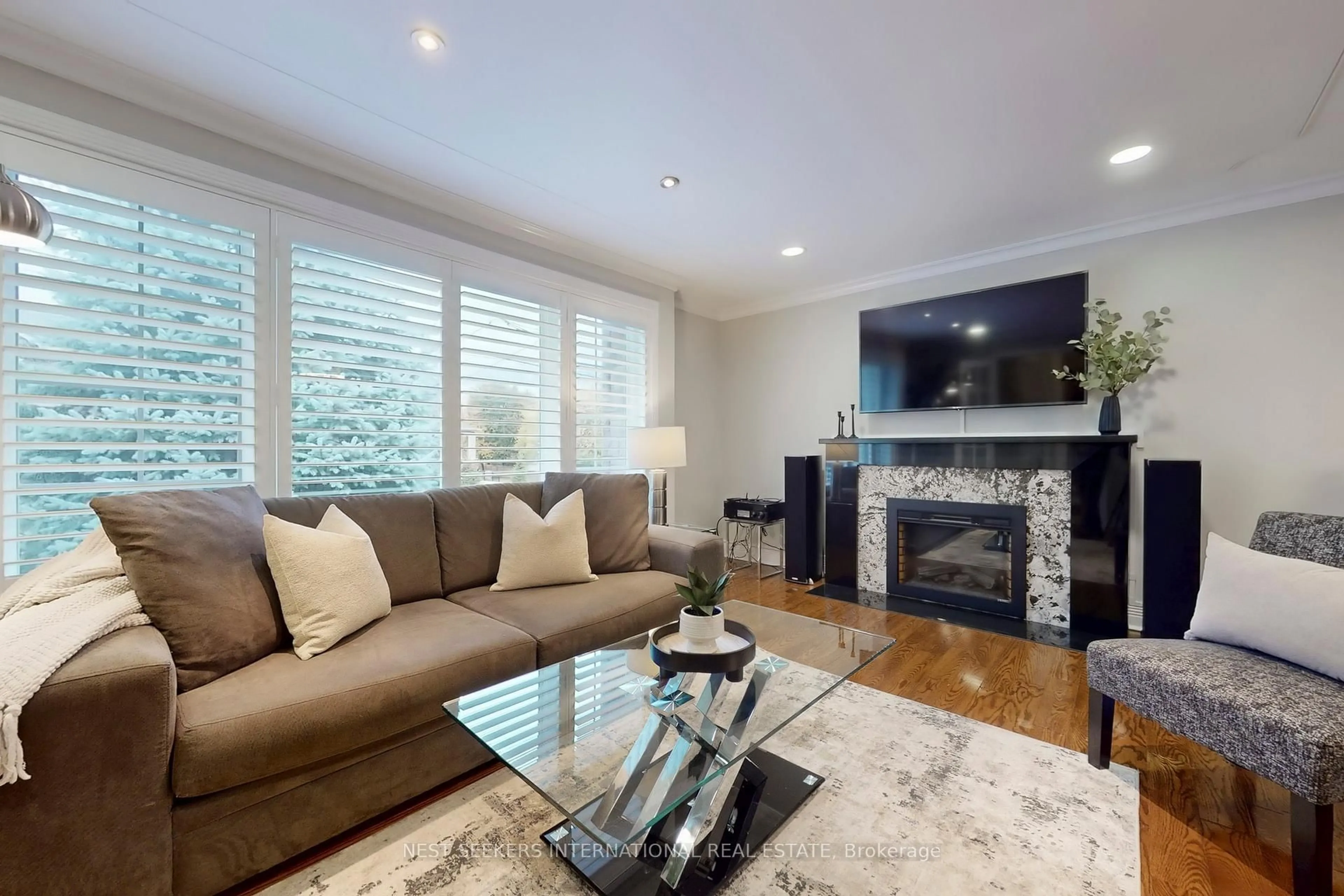 Living room with furniture, wood/laminate floor for 31 Mark St, Aurora Ontario L4G 1L4