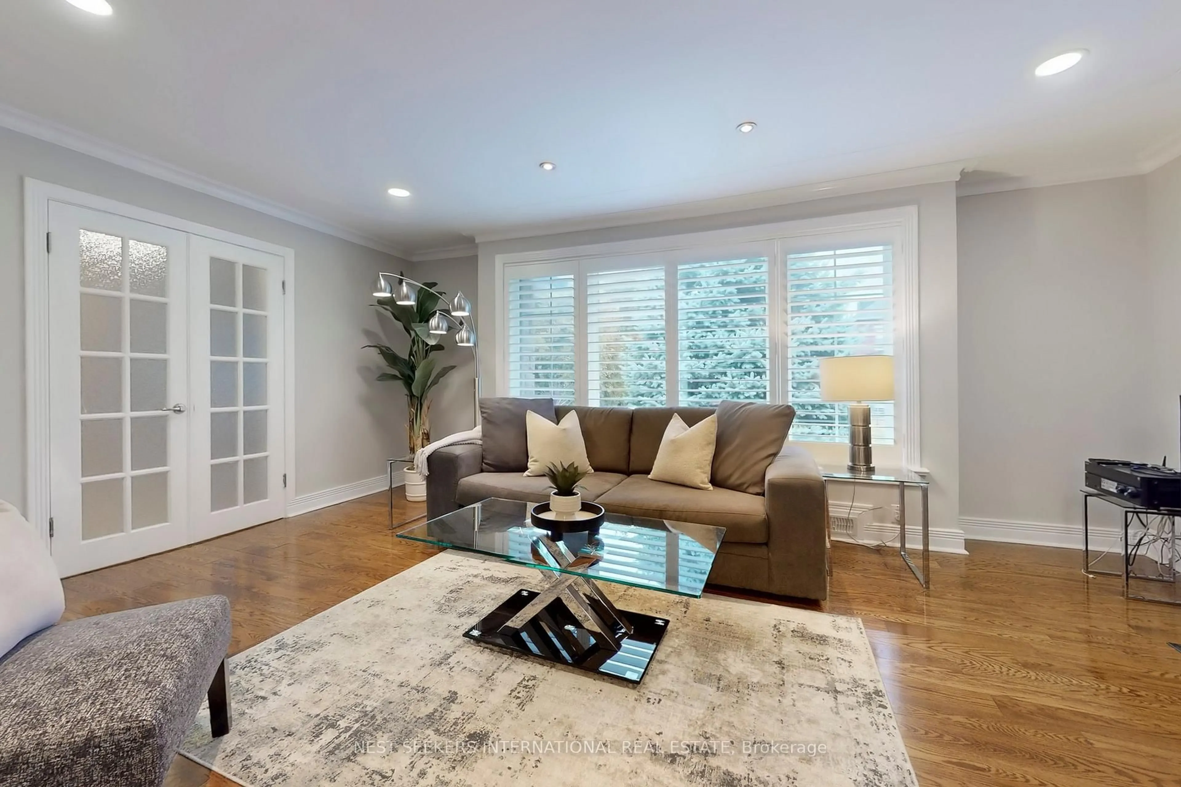 Living room with furniture, unknown for 31 Mark St, Aurora Ontario L4G 1L4