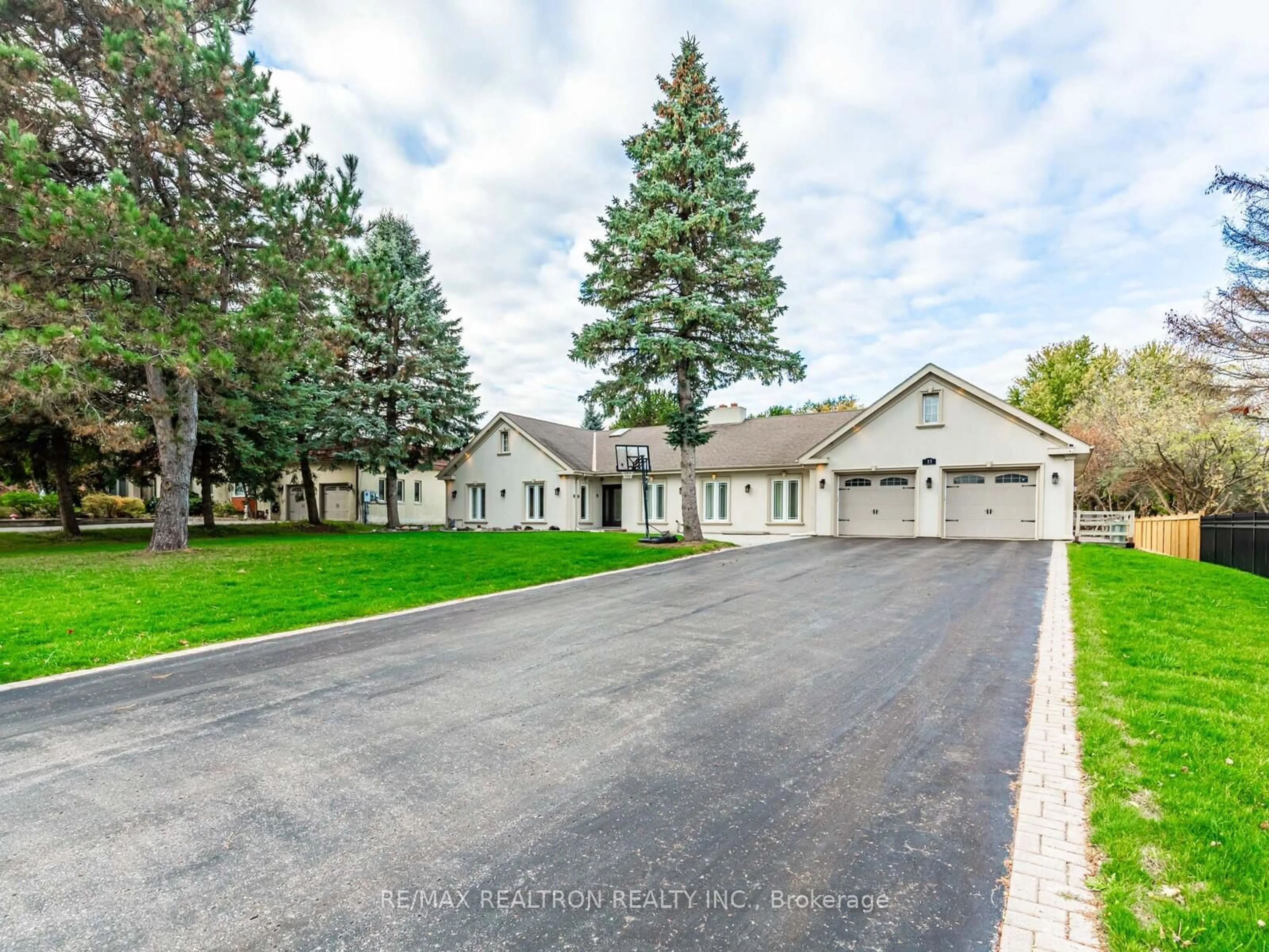 A pic from outside/outdoor area/front of a property/back of a property/a pic from drone, street for 33 Carolwood Cres, Markham Ontario L1Z 0A4