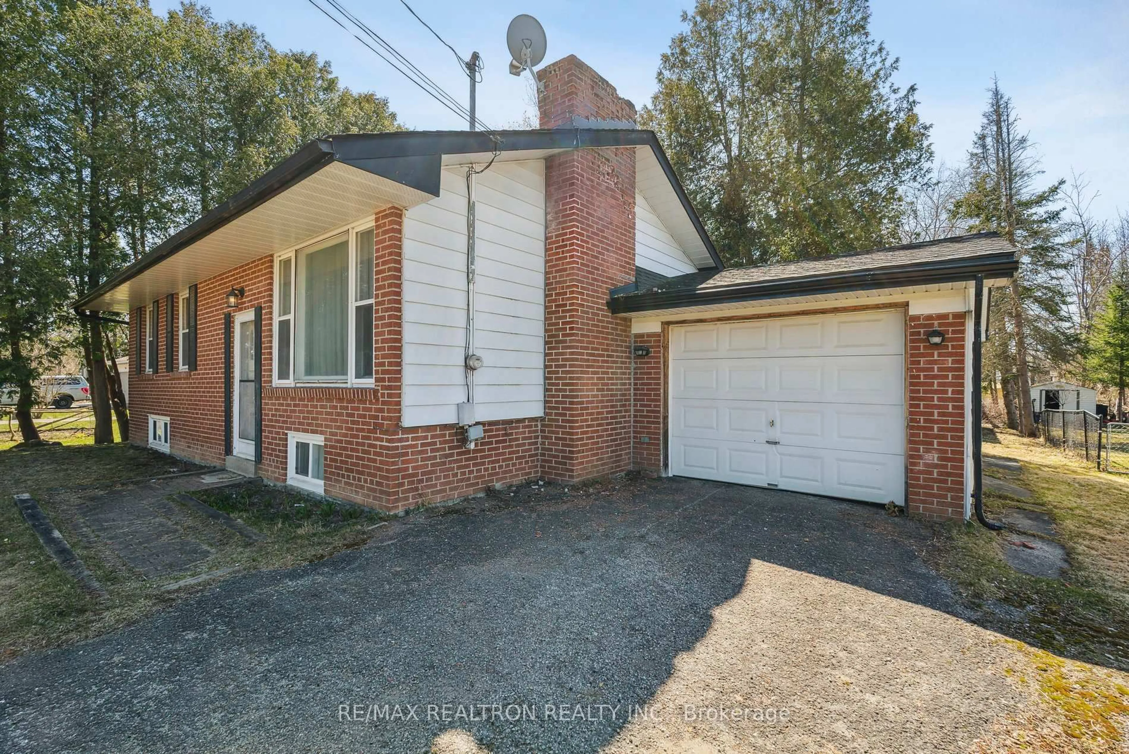 Home with brick exterior material, street for 934 Gilmore Ave, Innisfil Ontario L0L 1W0
