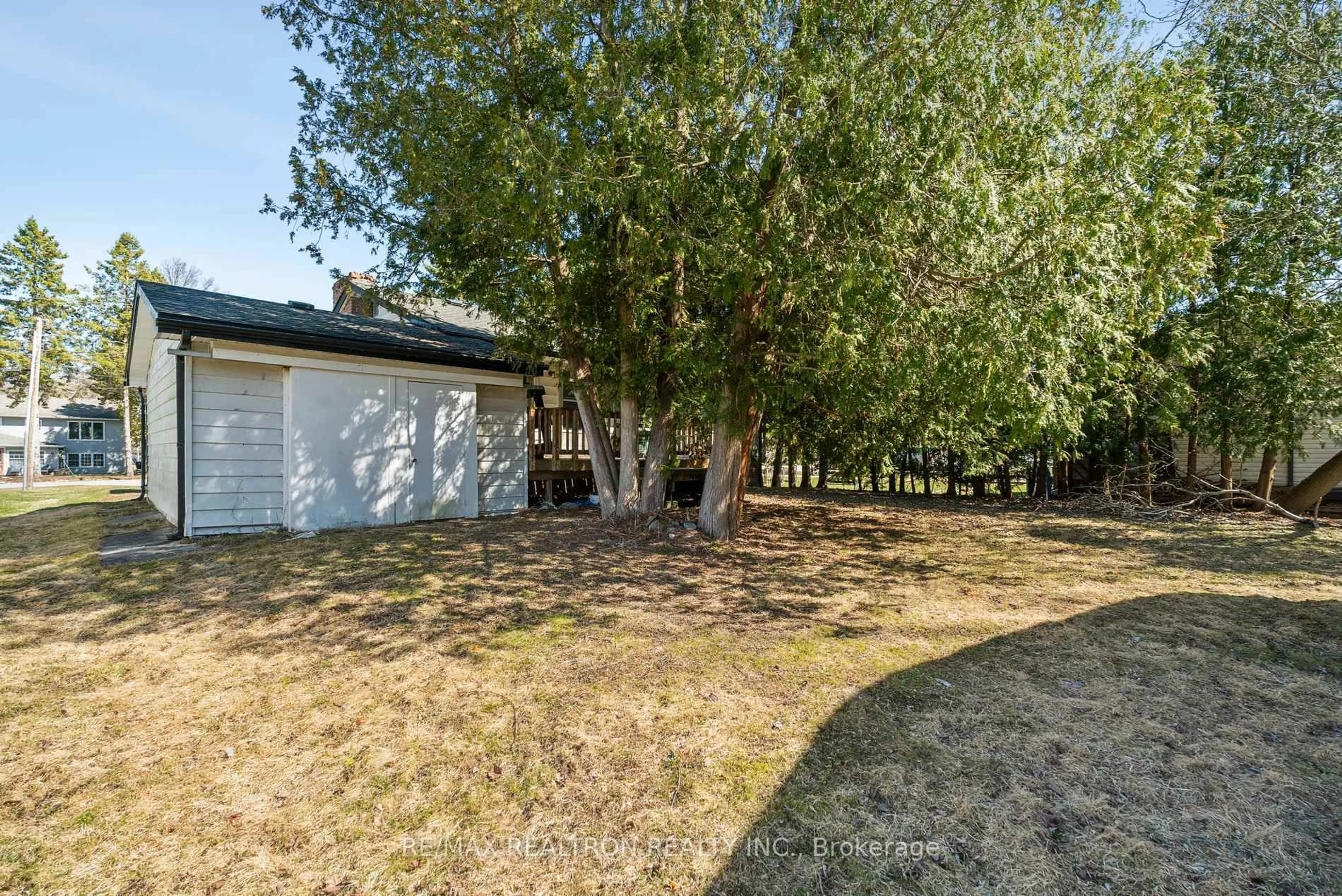 A pic from outside/outdoor area/front of a property/back of a property/a pic from drone, street for 934 Gilmore Ave, Innisfil Ontario L0L 1W0