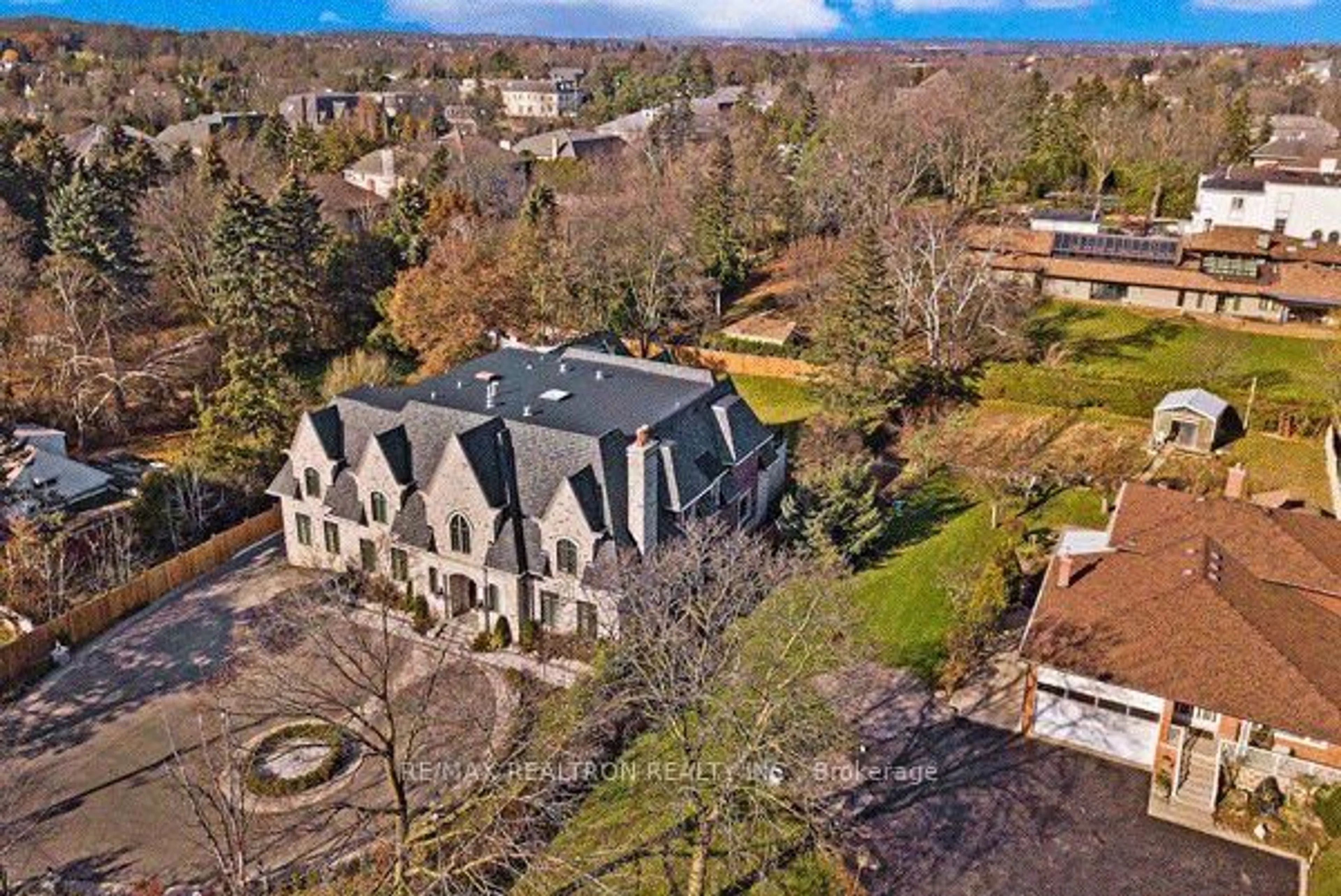 A pic from outside/outdoor area/front of a property/back of a property/a pic from drone, unknown for 138 Centre St, Vaughan Ontario L4J 1G4