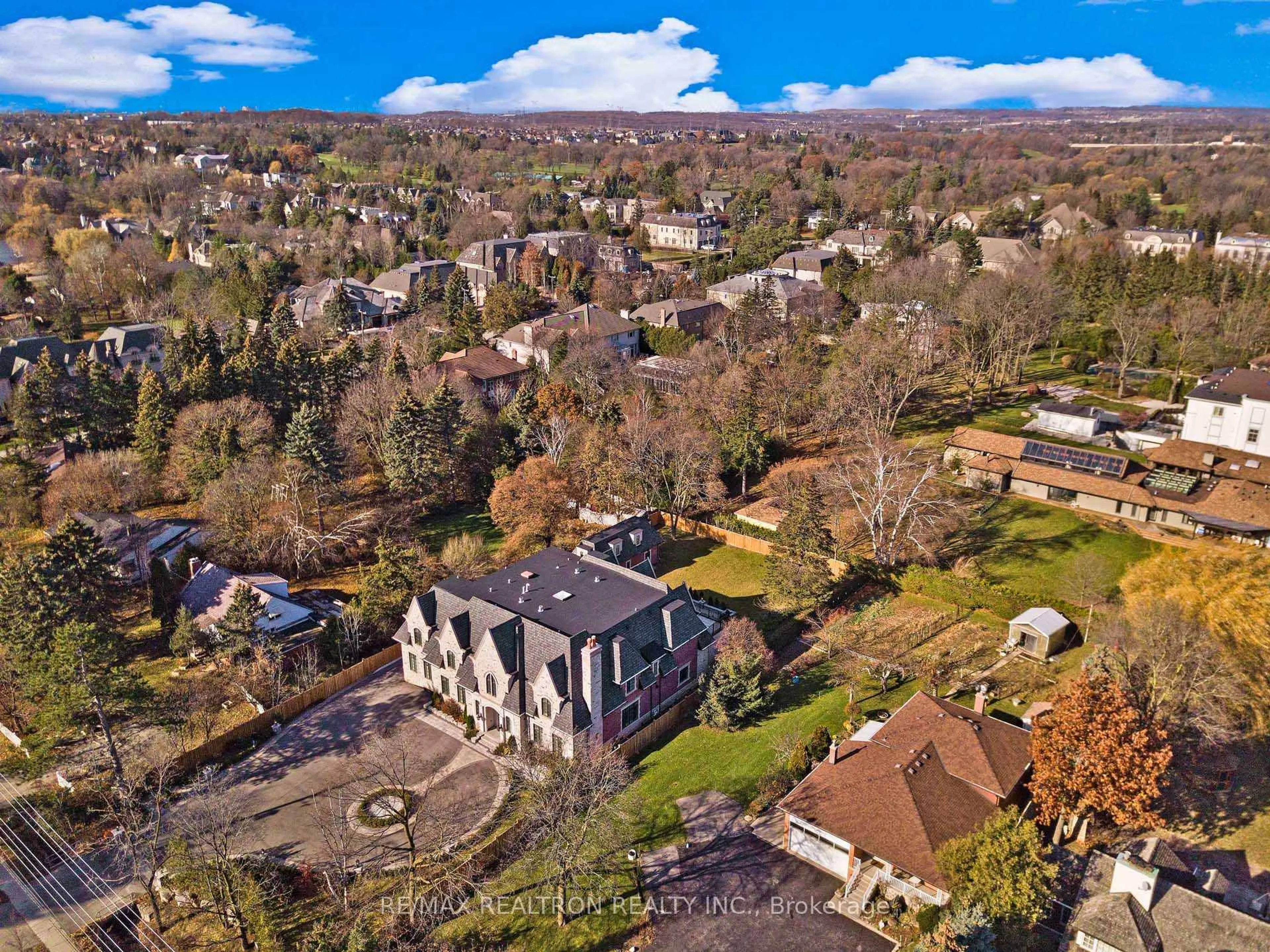 A pic from outside/outdoor area/front of a property/back of a property/a pic from drone, street for 138 Centre St, Vaughan Ontario L4J 1G4